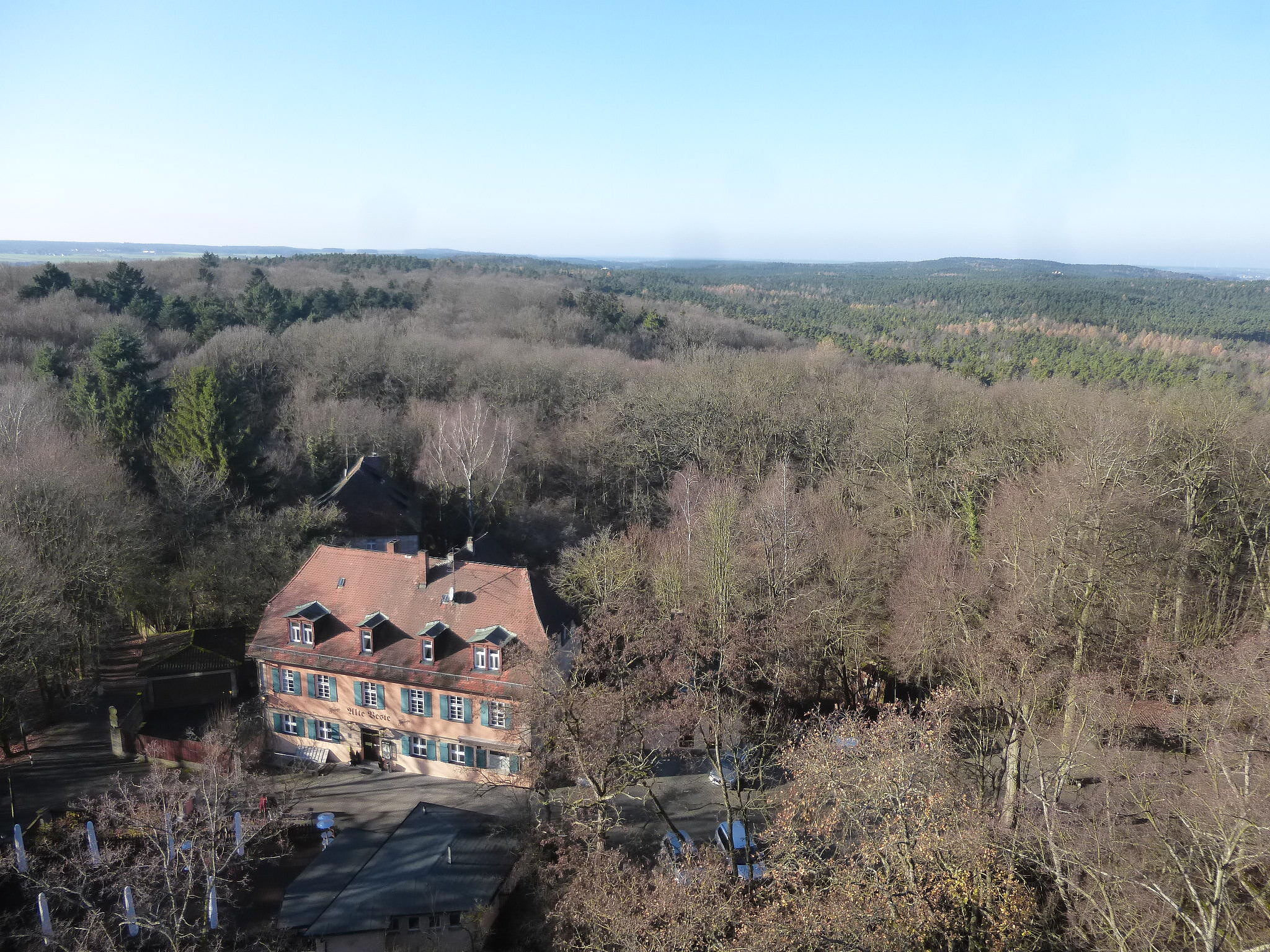 Auf einer Luftbildaufnahme ist die Alte Veste inmitten des noch unbelaubten Fürther Stadtwaldes zu sehen.