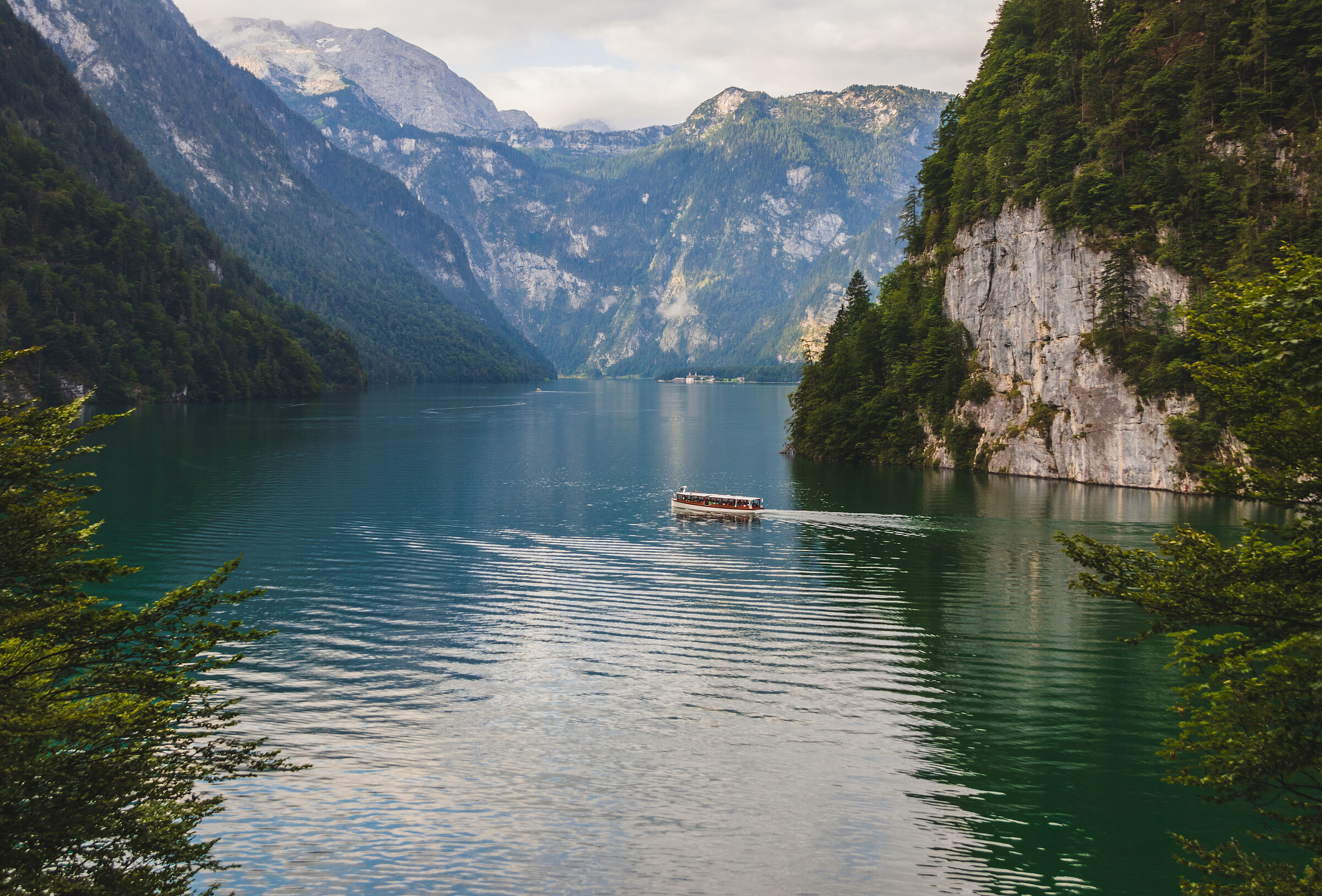 Rechts im Bild die Falkensteiner Wand, in der Mitte am anderen Ufer St. Bartholomä – dank BN ohne Massentourismus. (Foto: Thomas/stock.adobe.com)
