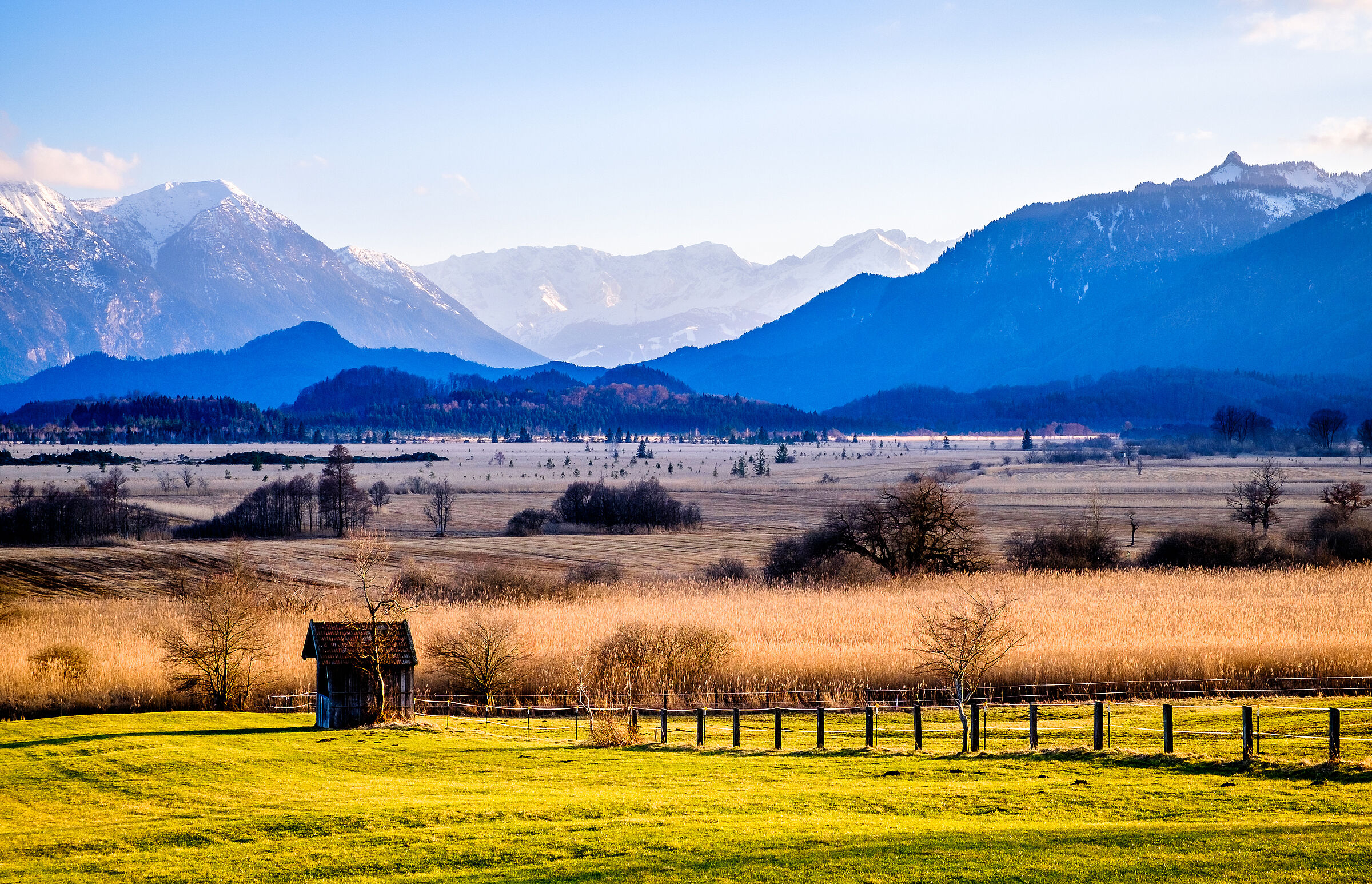 Eine Moorlandschaft vor verschneiten Bergen (Foto: fottoo/stock.adobe.com)