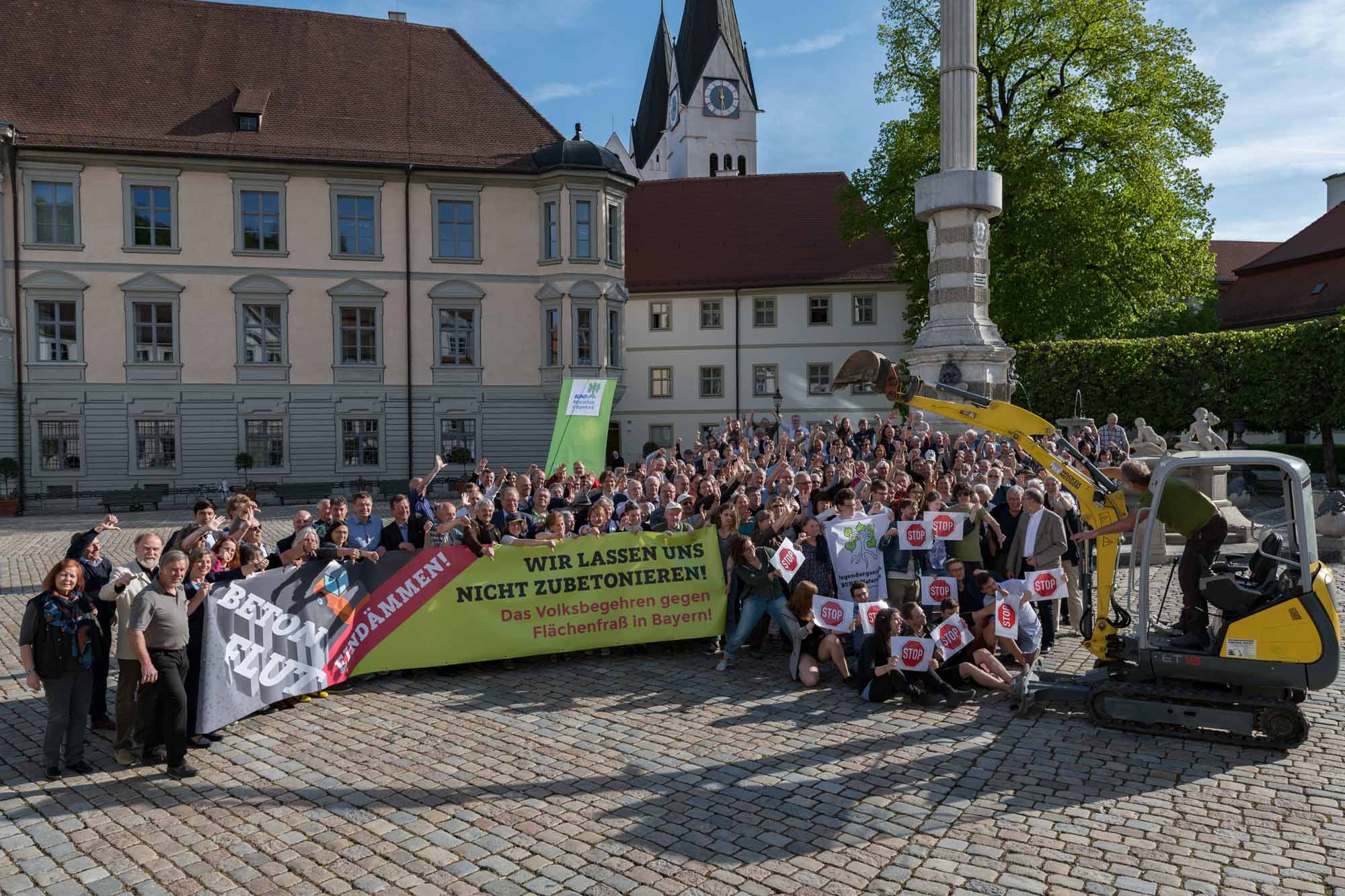 Die Teilnehmer der Delegiertenversammlung 2018 fordern, den Flächenverbrauch in Bayern endlich einzudämmen.
