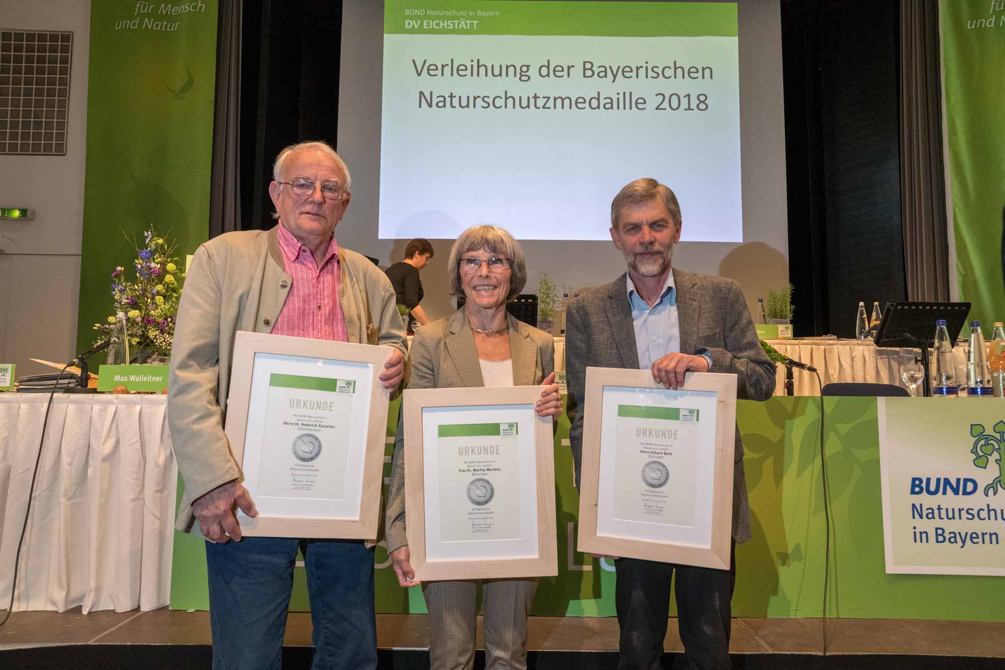 Für ihren langjährigen ehrenamtlichen Einsatz wurden Roderich Zauscher, Martha Mertens und Johann Beck mit der Naturschutzmedaille geehrt (Foto: Toni Mader/BN).