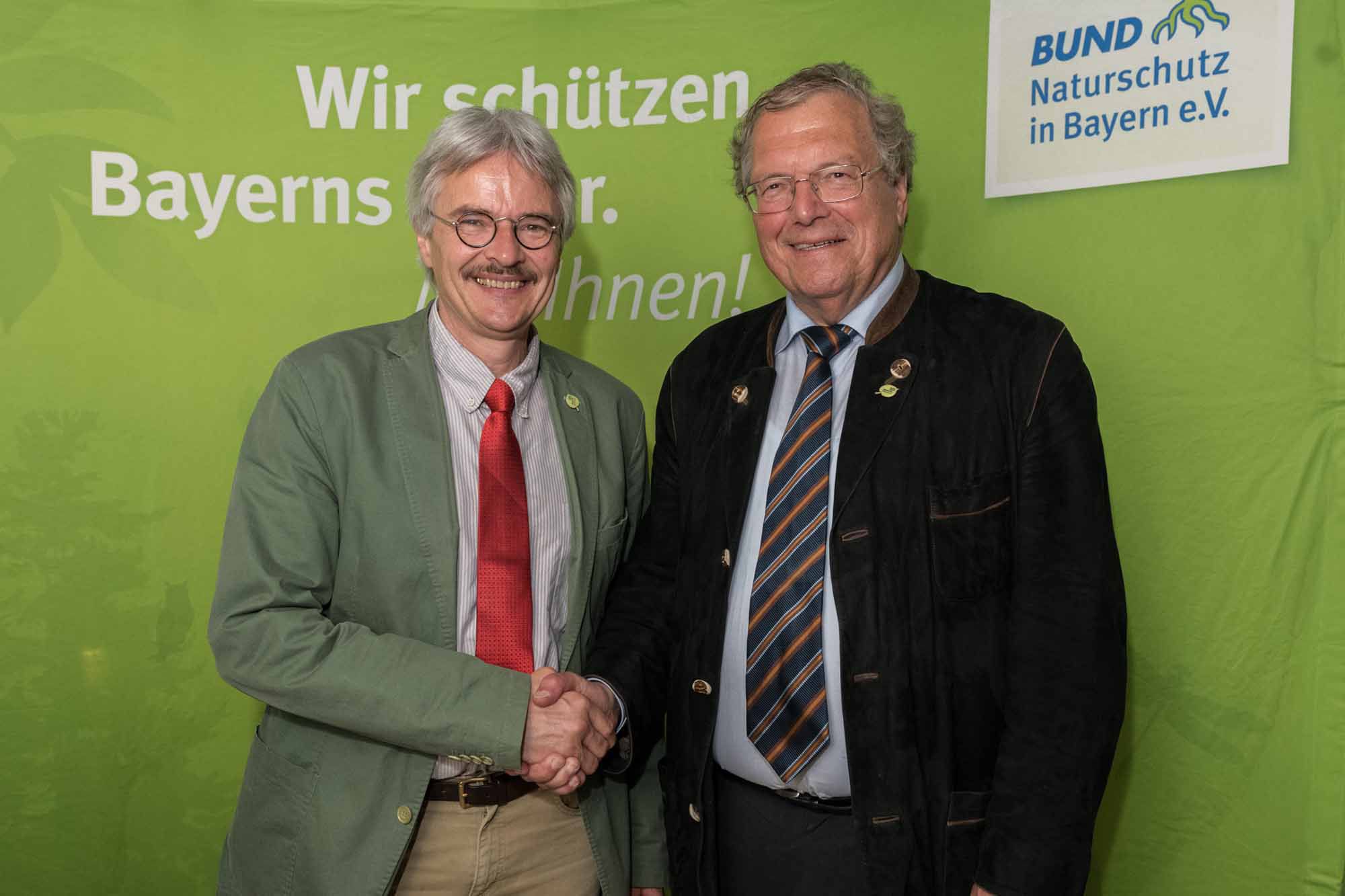 Stabwechsel an der Spitze des BUND Naturschutz: der neue Ehrenvorsitzende Hubert Weiger und sein Nachfolger im Amt des ersten Vorsitzenden, Richard Mergner (Foto: Toni Mader/BN).
