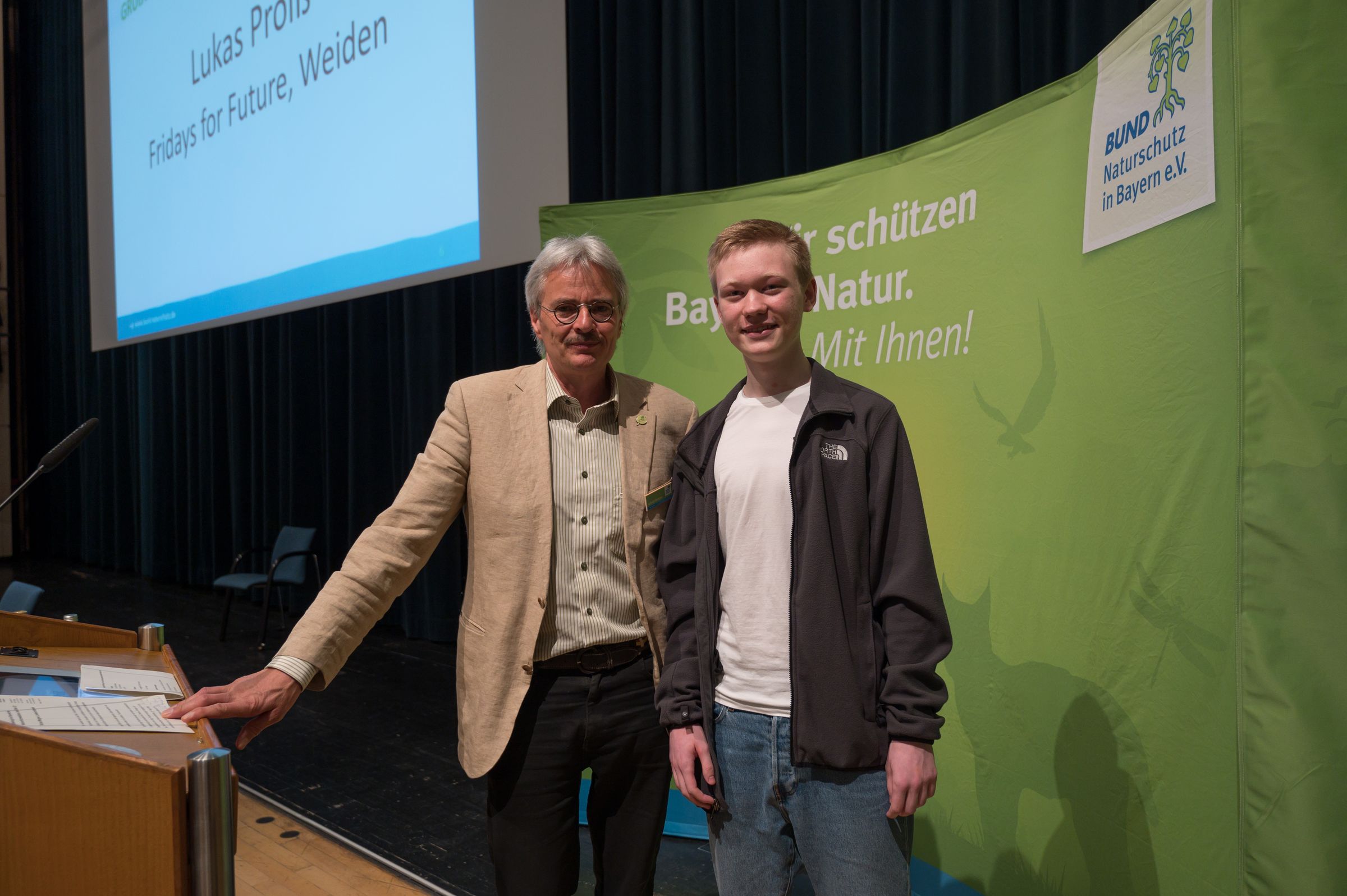 Der BUND Naturschutz solidarisiert sich mit den Klimastreiks der Jugendbewegung "Fridays for Future". Lukas Prölß, Sprecher der Weidener Fridays for Future, sprach auf der Delegiertenversammlung ein Grußwort (im Bild: BN-Vorsitzender Richard Mergner un