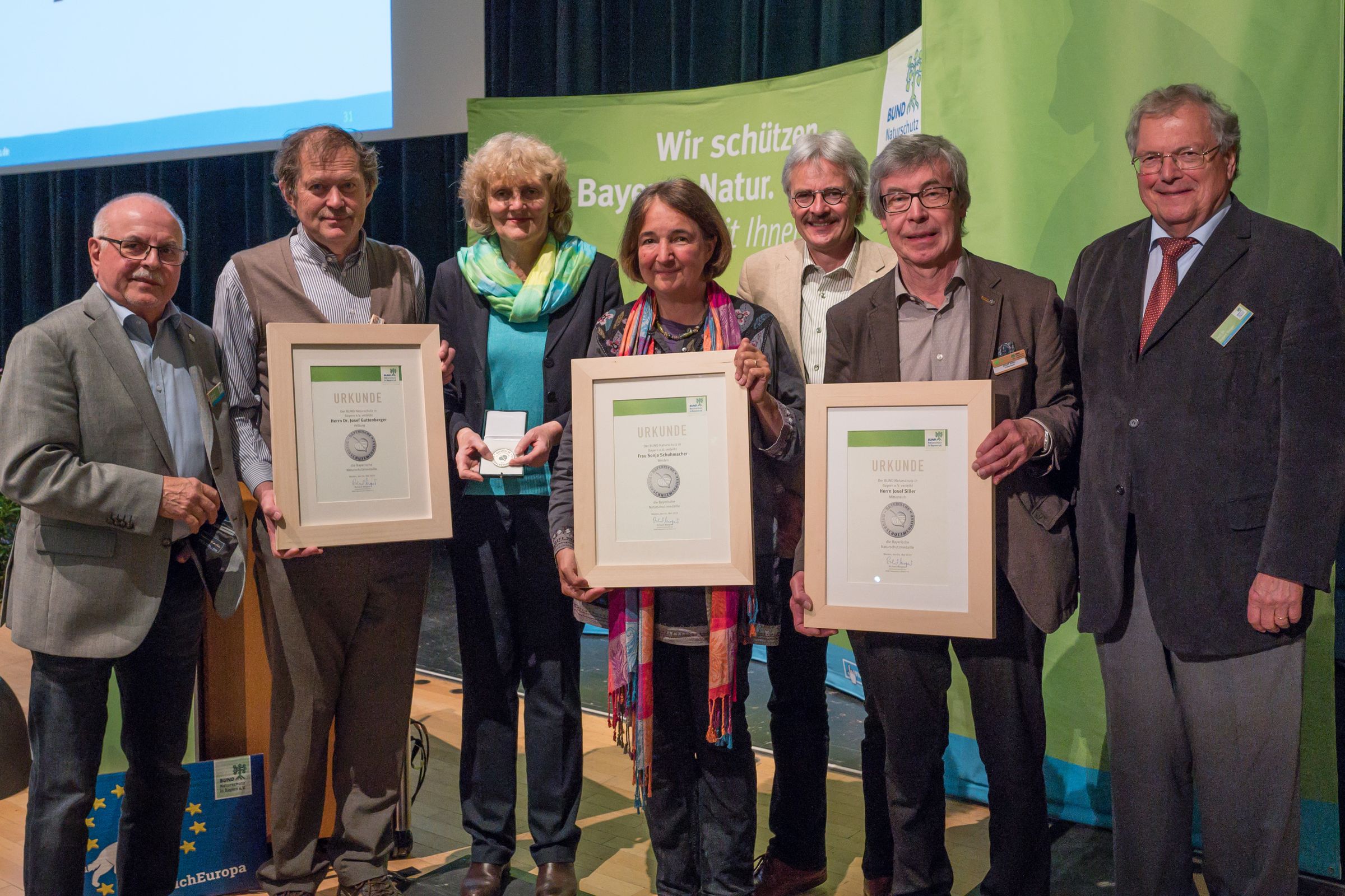 Ehrung für drei hochverdiente BN-Aktive: Josef Guttenberger, (2.v.l.) Sonja Schuhmacher (4.v.l.), Josef Siller (6.v.l.). Außerdem im Bild: Sebastian Schönauer, Doris Tropper, Richard Mergner und Hubert Weiger vom BN-Landesvorstand.