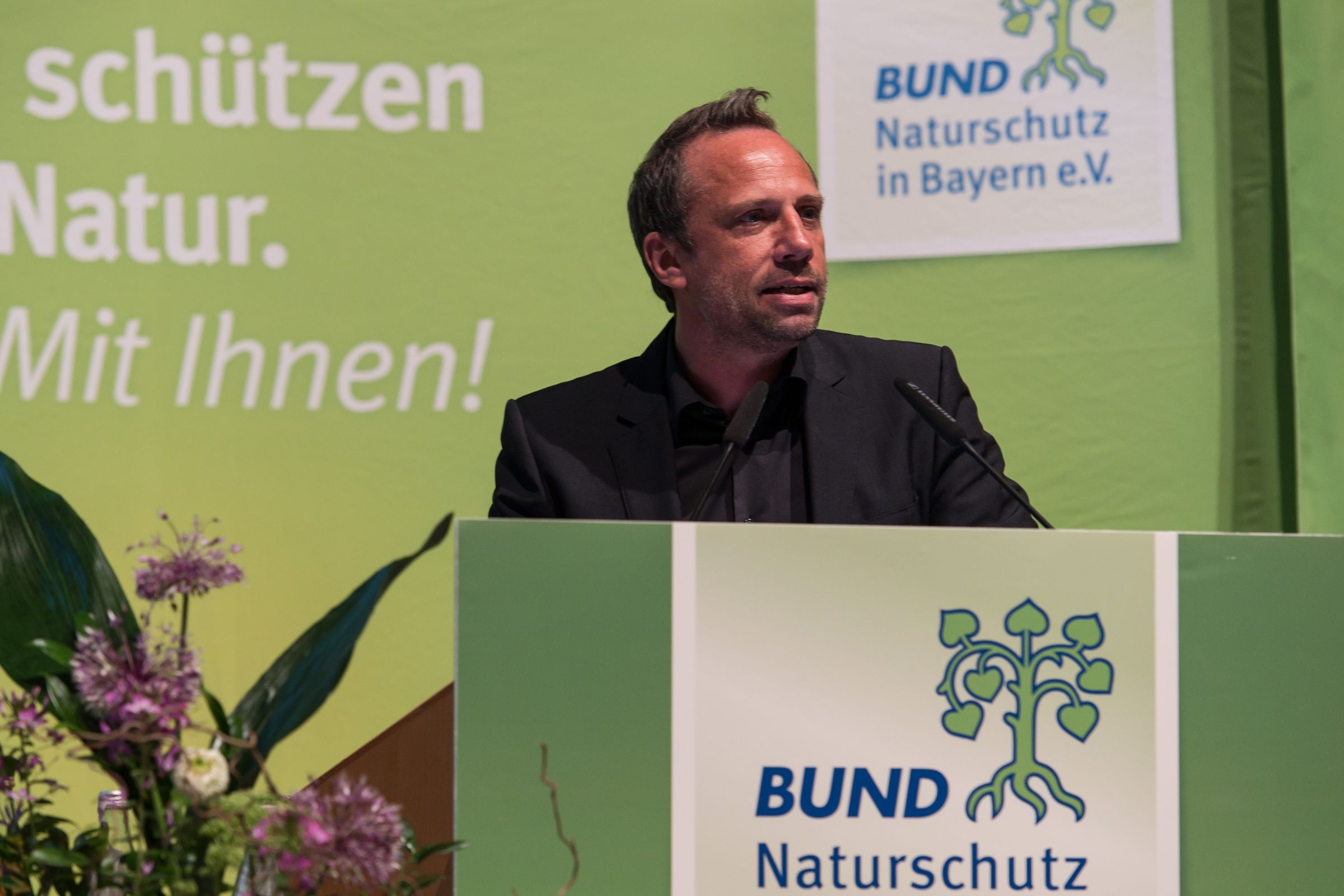 Bayerns Umweltminister Thorsten Glauber sah die bayerische Umweltpolitik in seiner Rede im Aufbruch. Das Volksbegehren „Rettet die Bienen“ habe eine Debatte darüber angestoßen, wie Landwirtschaft künftig aussehen soll.