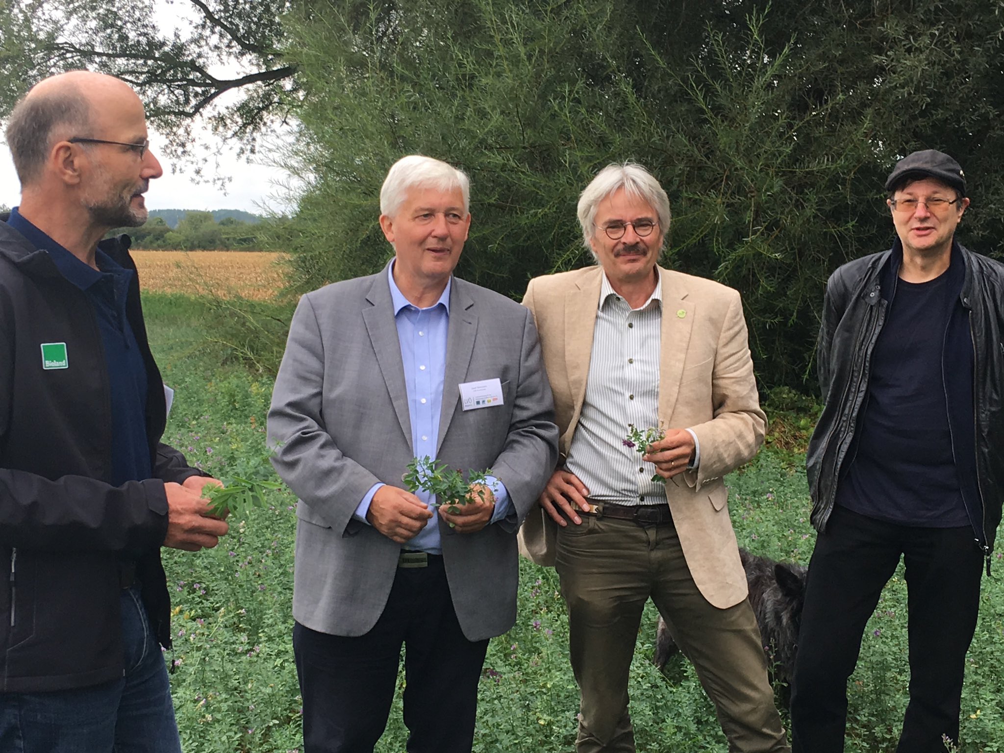 Im Bild: Bio-Bauer Sepp Braun, LVÖ-Vorsitzender Josef Wetzstein, BN-Vorsitzender Richard Mergner, Freisings BN-Kreisvorsitzender Wolfgang Willner