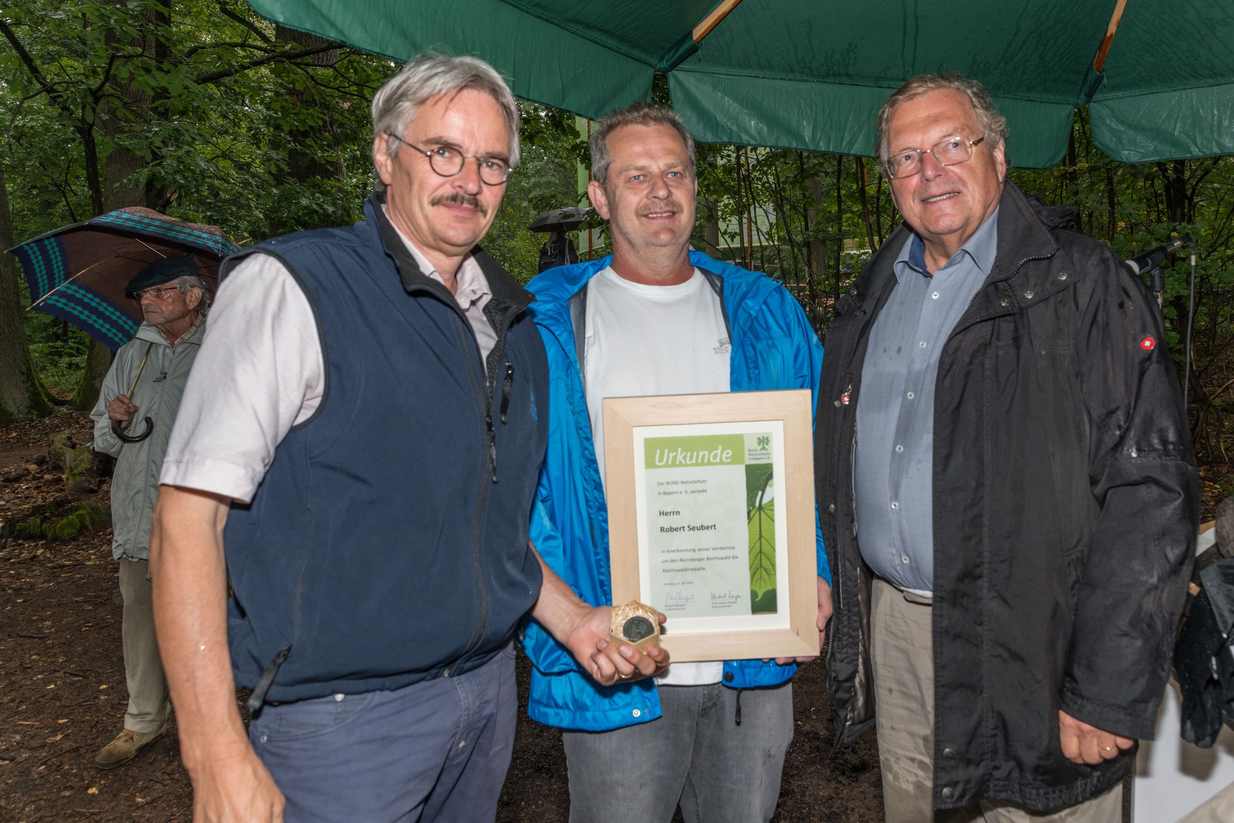 Verleihung Reichswaldmedaille an Robert Seuberth (mitte) links: Richard Mergner, rechts Prof. Hubert Weiger - Foto: Toni Mader