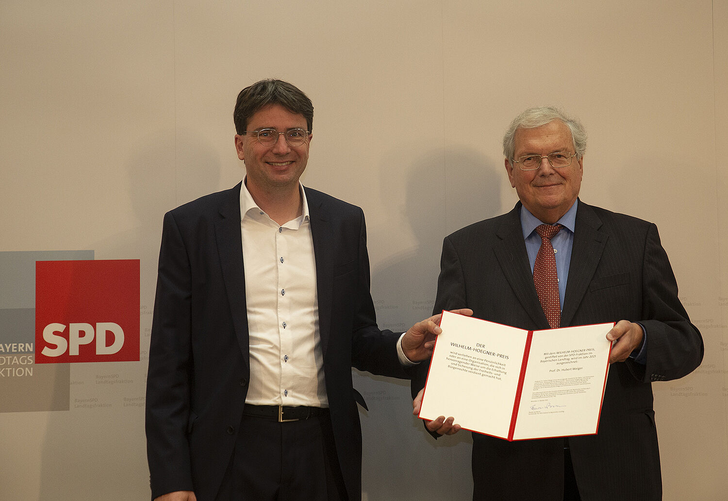 Der Vorsitzende der SPD-Fraktion im bayerischen Landtag, Florian von Brunn, verleiht Hubert Weiger den Wilhelm-Hoegner-Preis (Foto: Carolin Arns/BayernSPD Landtagsfraktion).