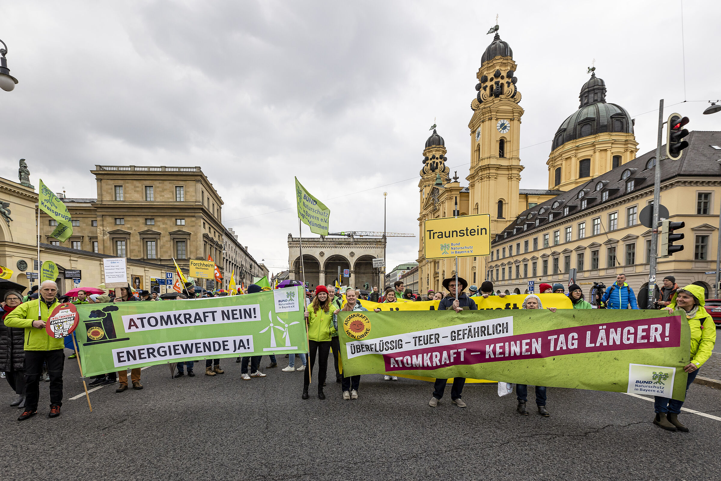 Der Demozug führte vom Odeonsplatz durch die Münchner Innenstadt und an der Staatskanzlei vorbei (Foto: Jörg Farys).