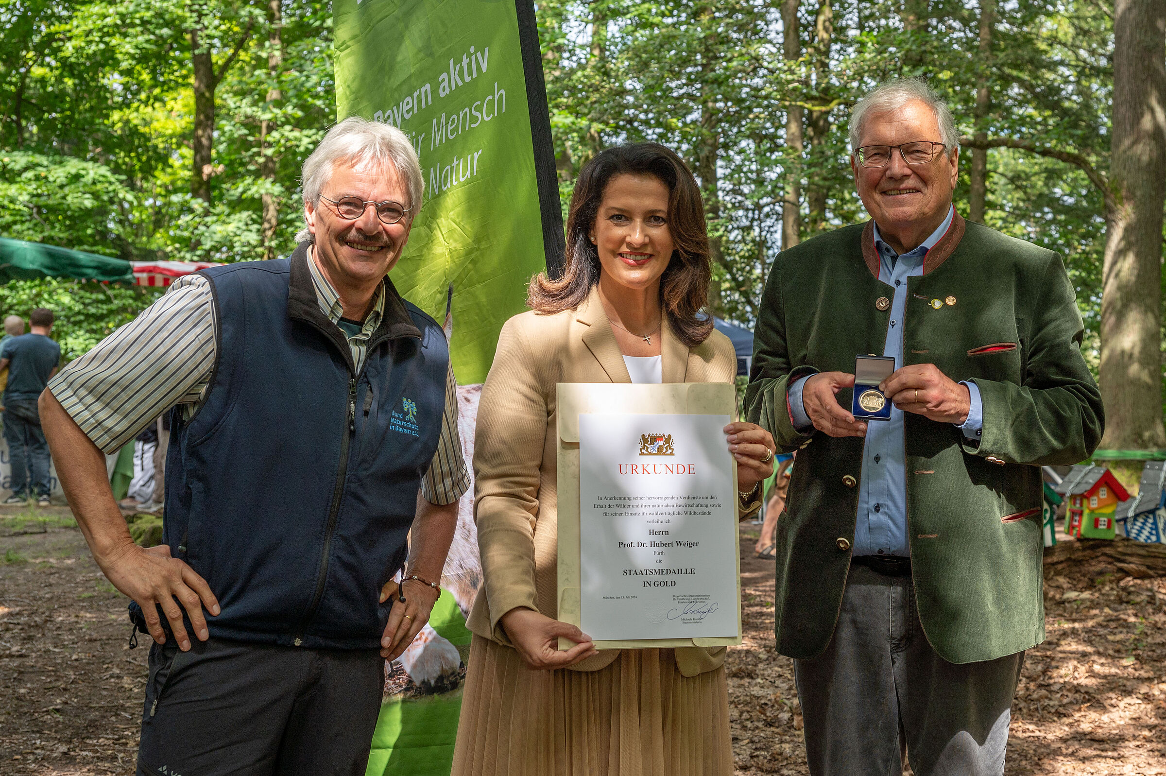 Forstministerin Michaela Kaniber überreicht dem BN-Ehrenvorsitzenden Hubert Weiger (rechts) im Beisein des BN-Landesvorsitzenden Richard Mergner (links) die Bayerische Staatsmedaille in Gold (Foto: Toni Mader).