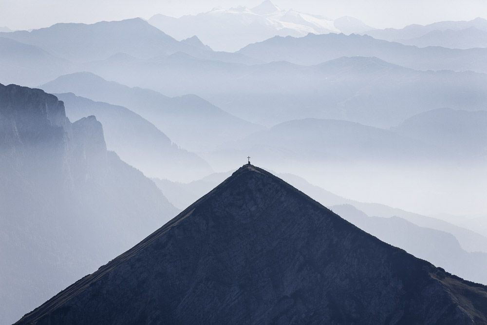 Profitiert vom Alpenplan: Die Spitze des Geigelsteins ragt wie eine Pyramide aus dem Dunst (Foto: Klaus Leidorf)