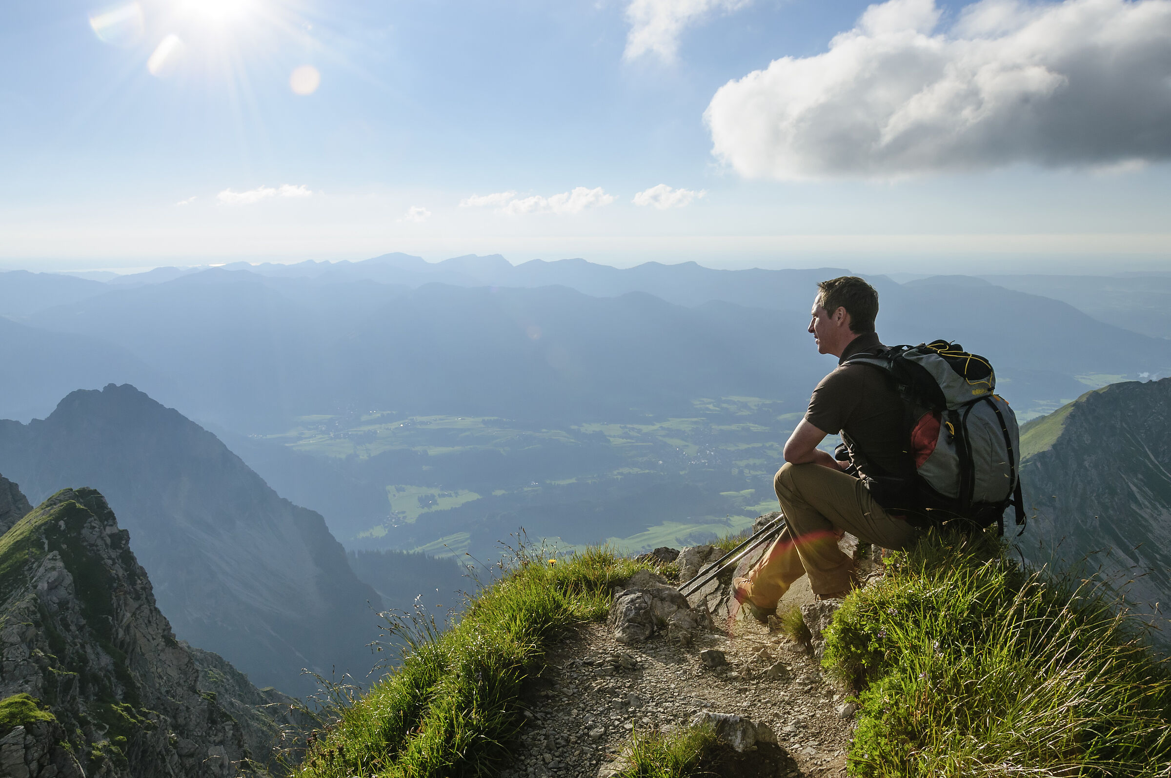 Ein Wanderer genießt die Stille an einem Felsvorsprung rund um das Riedberger Horn (Foto: ARochau - stock.adobe.com)