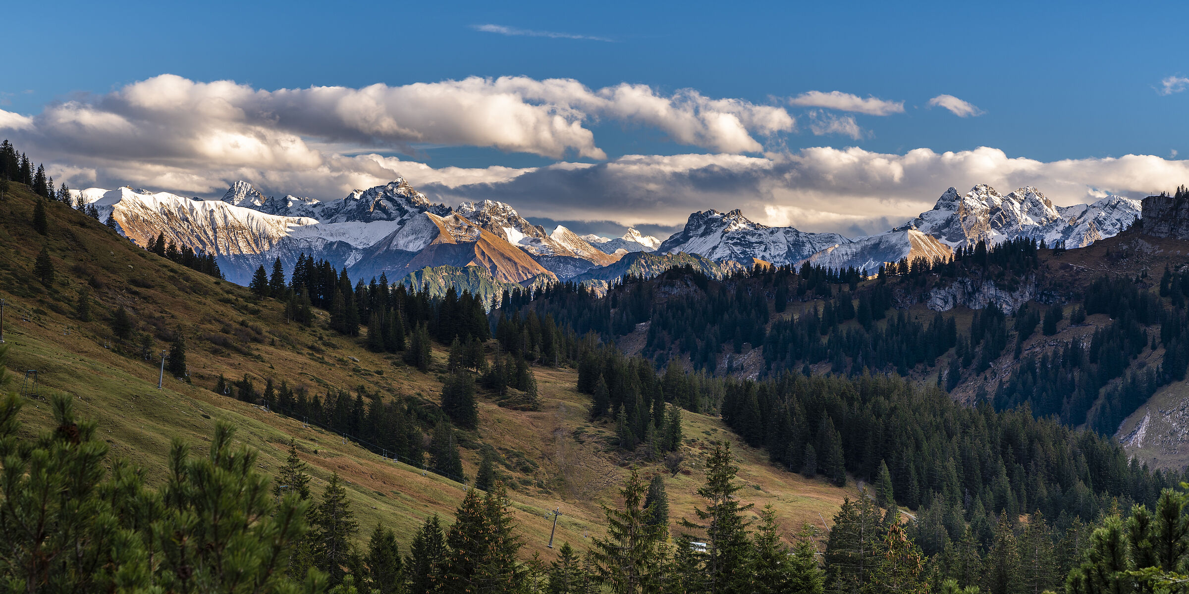 Panorama Bayerische Alpen in der Sonne: Riedbergpass, Hörnergruppe, Allgäuer Alpen (Foto: Stefan Schurr/stock.adobe.com)