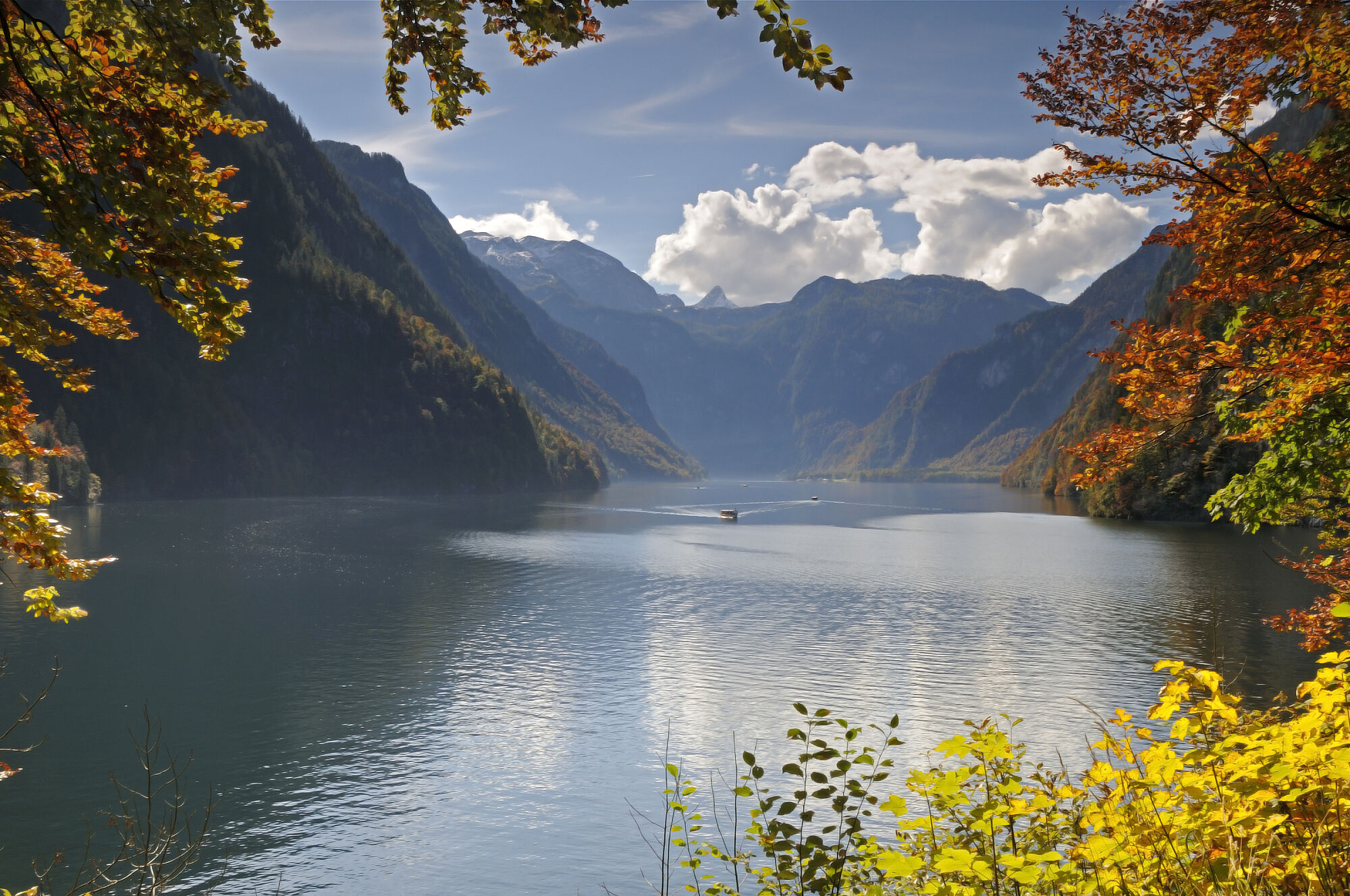 Königssee im Herbst: Das Wasser in den Alpen ist vielseitig gebunden, in Flüssen und Seen oder als Schnee und Eis. (Foto: webix/iStock)