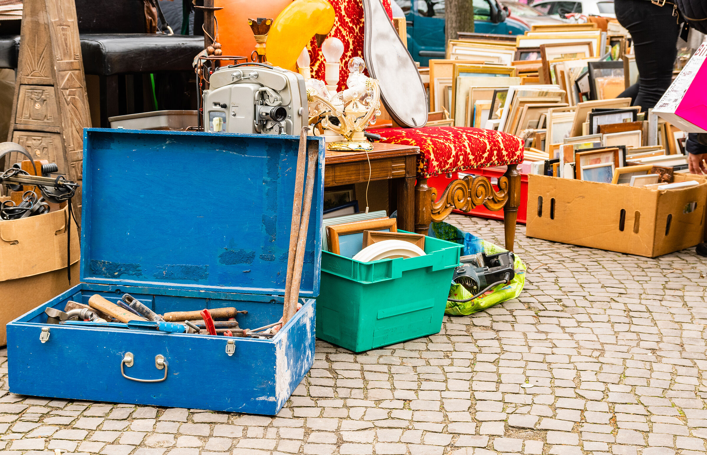 Ein Stand mit Gebrauchtwaren auf dem Trödelmarkt: Ein suffizienter Lebensstil ist eine Säule der Energieeffizienz. (Foto: Roxana Jifcovici/AdobeStock)
