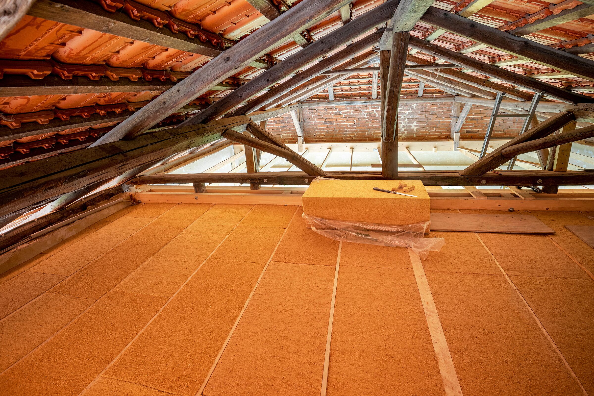 Arbeiten mit Dämmplatten im Dachgeschoss: Wärmedämmung zählt zu den wichtigsten Maßnahmen im Wärmesektor (Foto: Ingo Bartussek - stock.adobe.com)