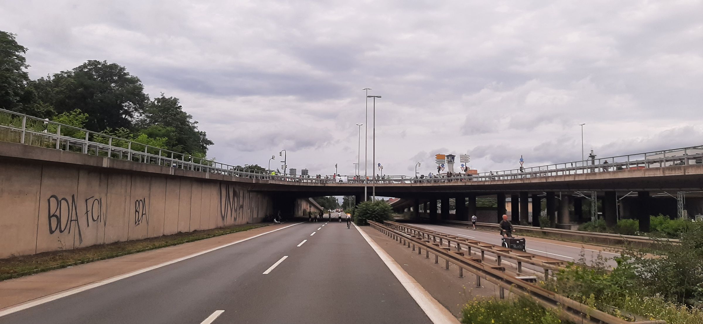Radfahrer auf dem Frankenschnellweg beim Aktionstag Norisbiking: Der BN fordert Alternativen zum geplanten Ausbau für den motorisierten Verkehr. (Bild: Tom Konopka)