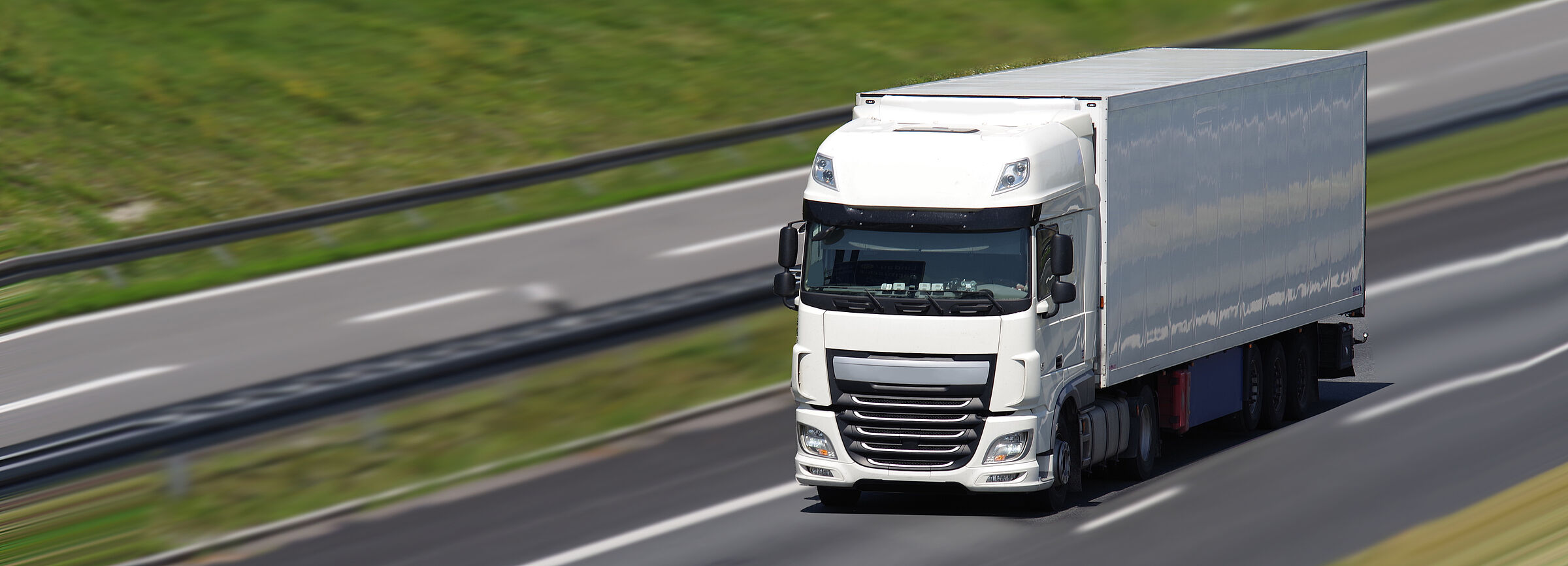 Ein einsamer Lkw fährt auf der Autobahn (Foto: Wellnhofer Design - stock.adobe.com)