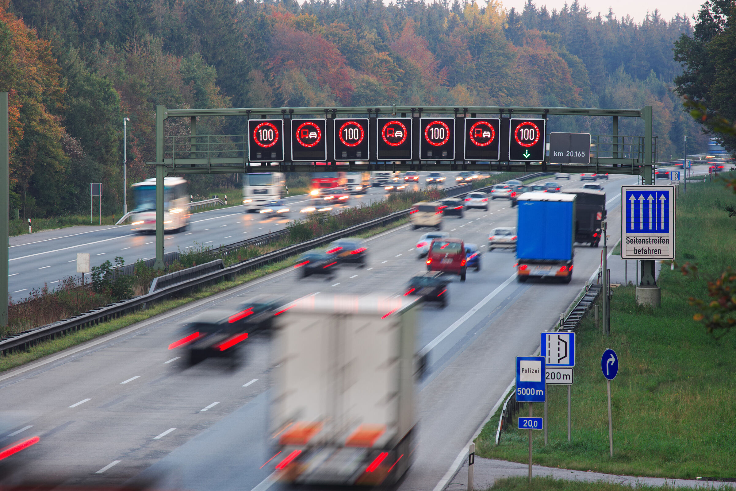 Blick auf vielbefahrene Autobahn (Foto: Manfred Steinbach/AdobeStock)
