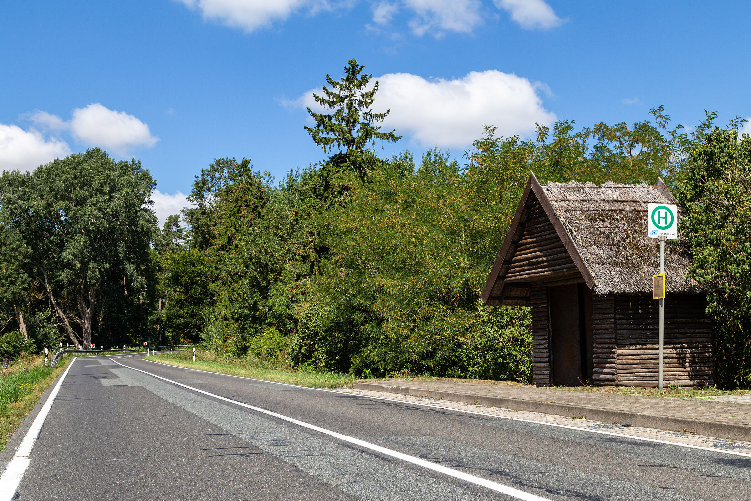 Bushaltestelle als Holzhäuschen auf dem Land an einer verlassenen Straße: Der ÖPNV muss für die Verkehrswende attraktiver werden (Bild: tim linde Eye EM/stock.adobe.com)