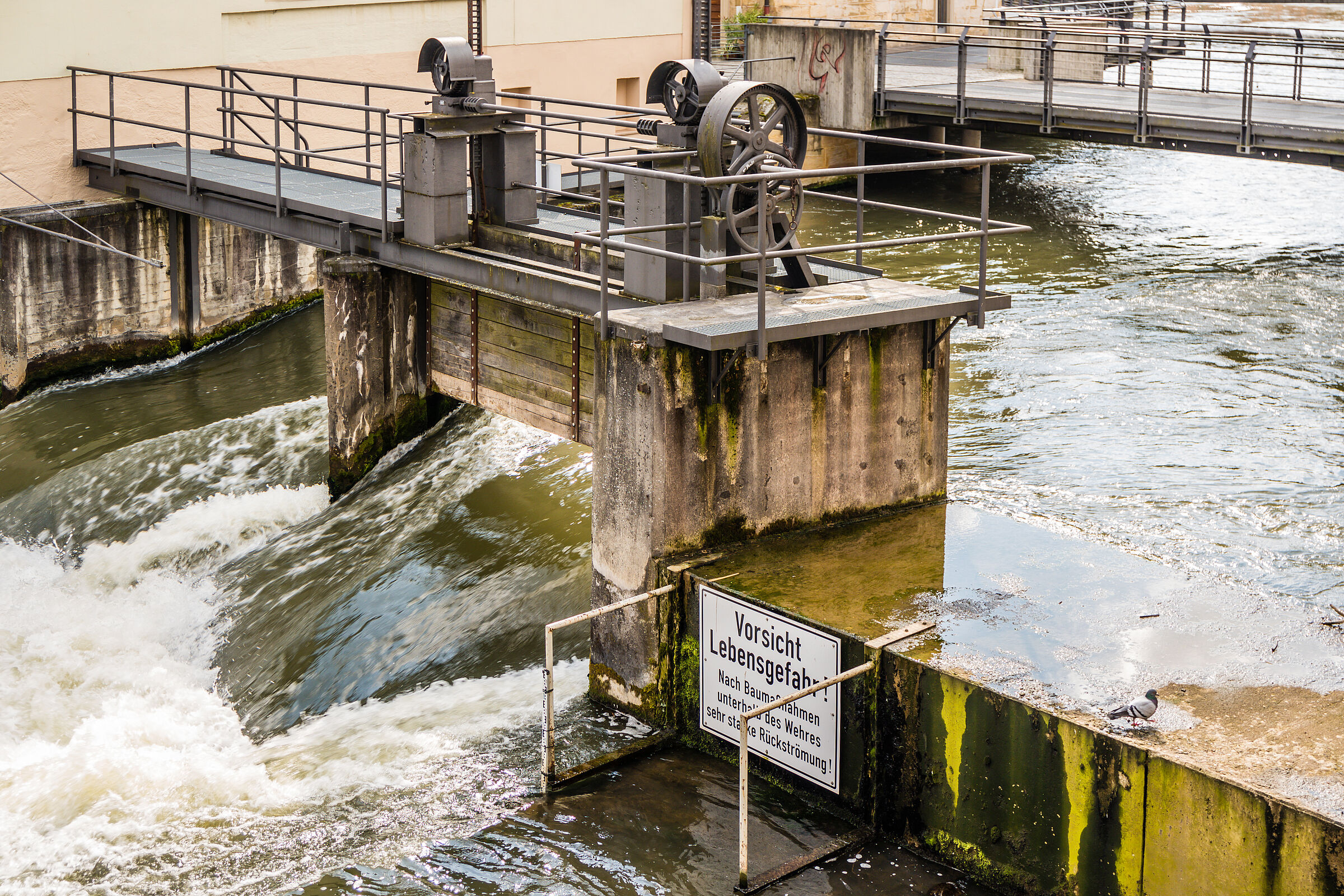 Ein Bauwerk in einem Fluss – kleine Wasserkraftwerke wie dieses zerstören mehr als sie bringen (Foto: Animaflora-PicsStock/stock.adobe.com)