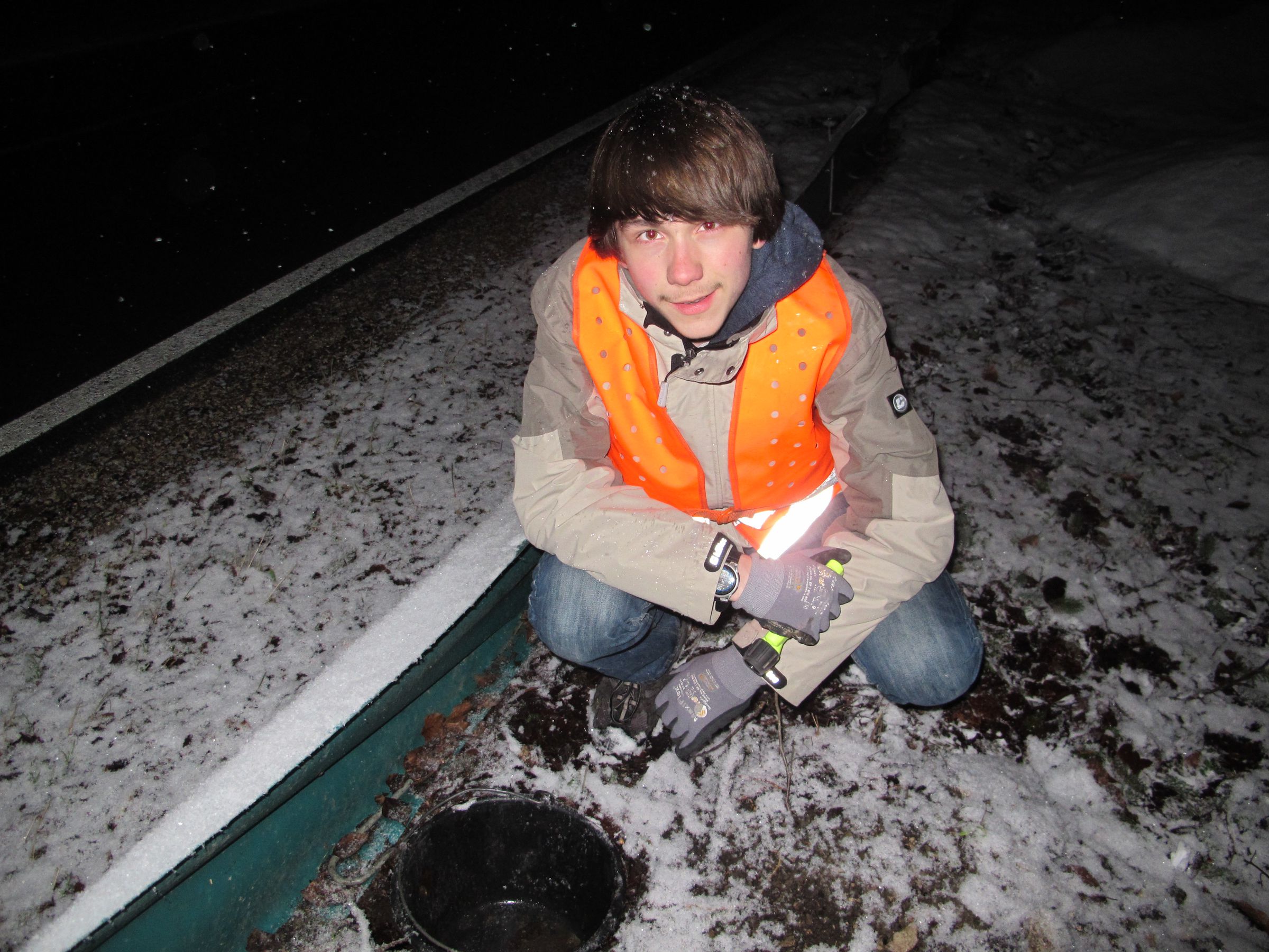 Krötenwanderung: Ein Helfer im Schnee (Foto: BN Traunstein)