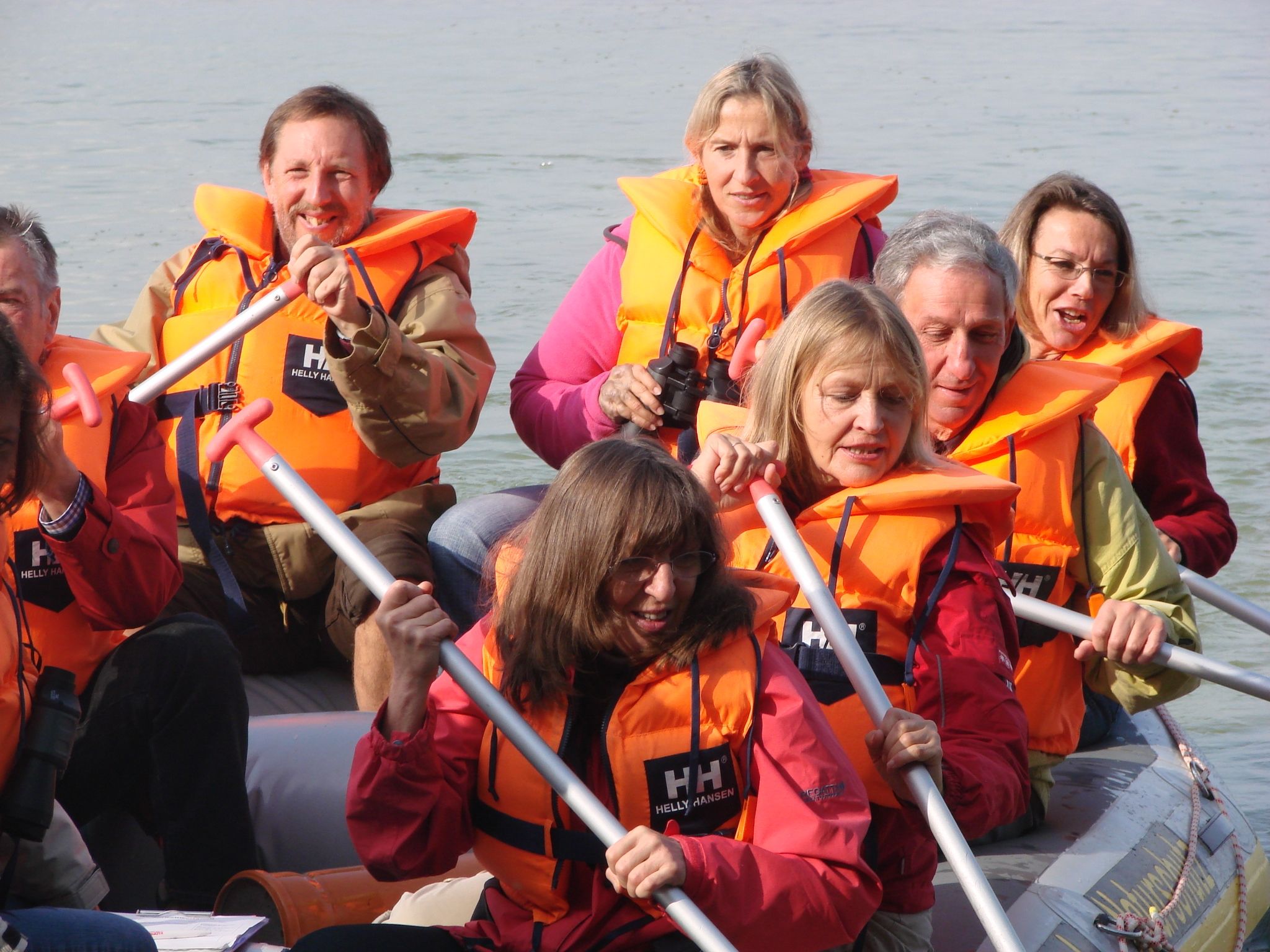 Eine Gruppe Erwachsener paddelt auf einer Lehrerfortbildung in einem Schlauchboot (Bild: BN-Archiv)