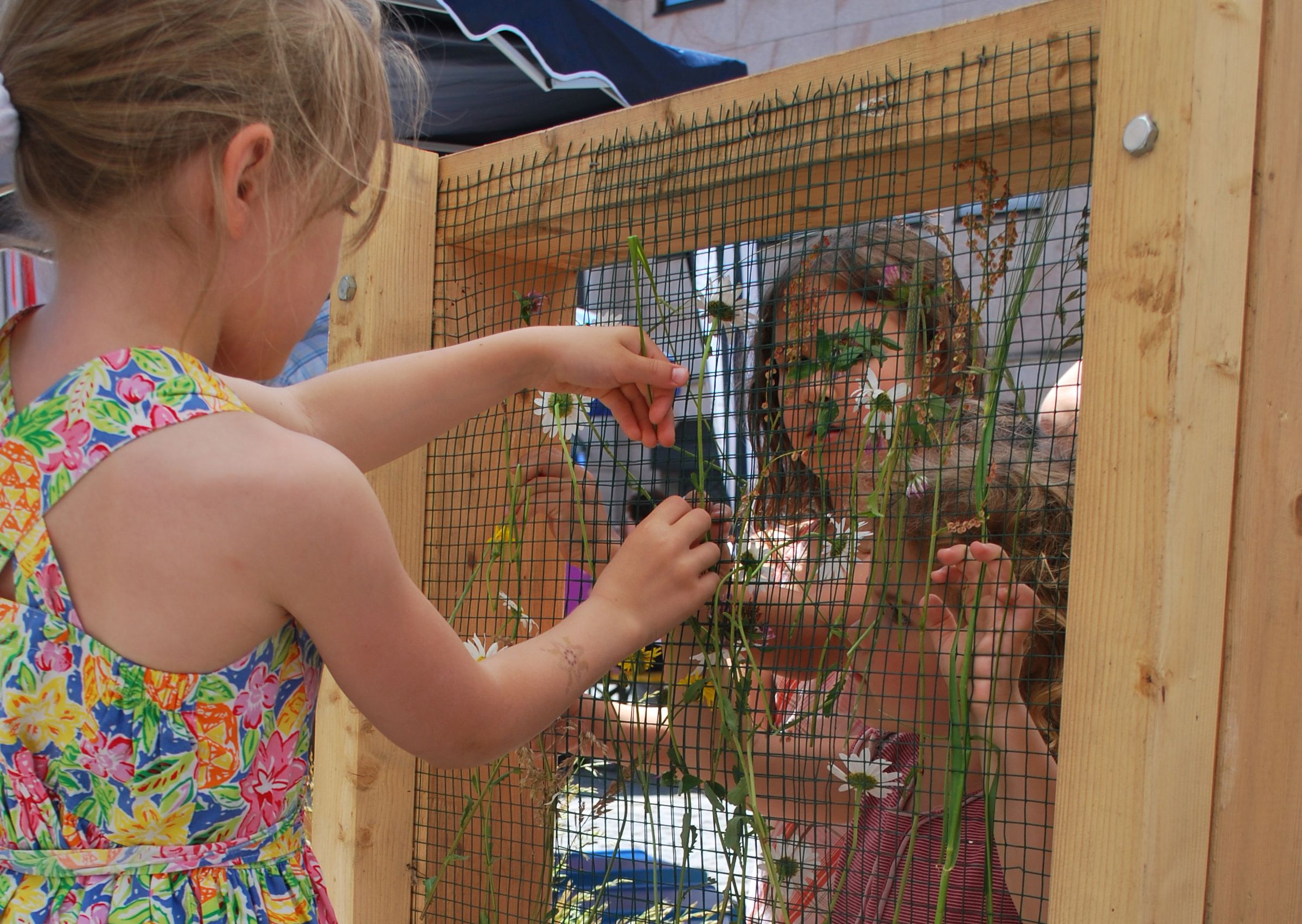 Kinder knüpfen mit Naturmaterialien (Bild: Heide Frobel)