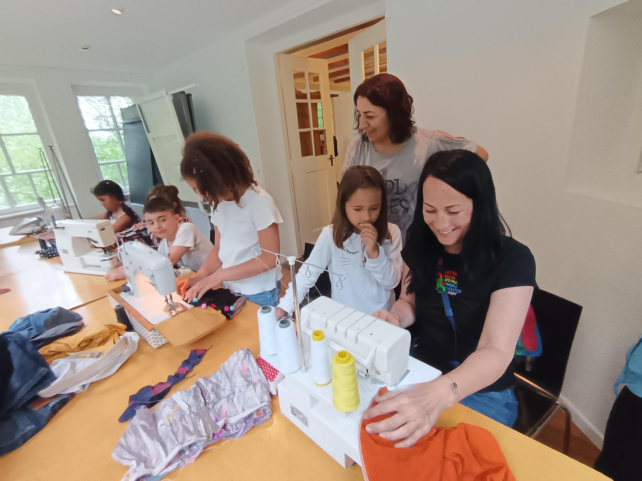 Kinder und Jugendliche arbeiten an Nähmaschinen: ReFashion (Bild: Esther Burkert)