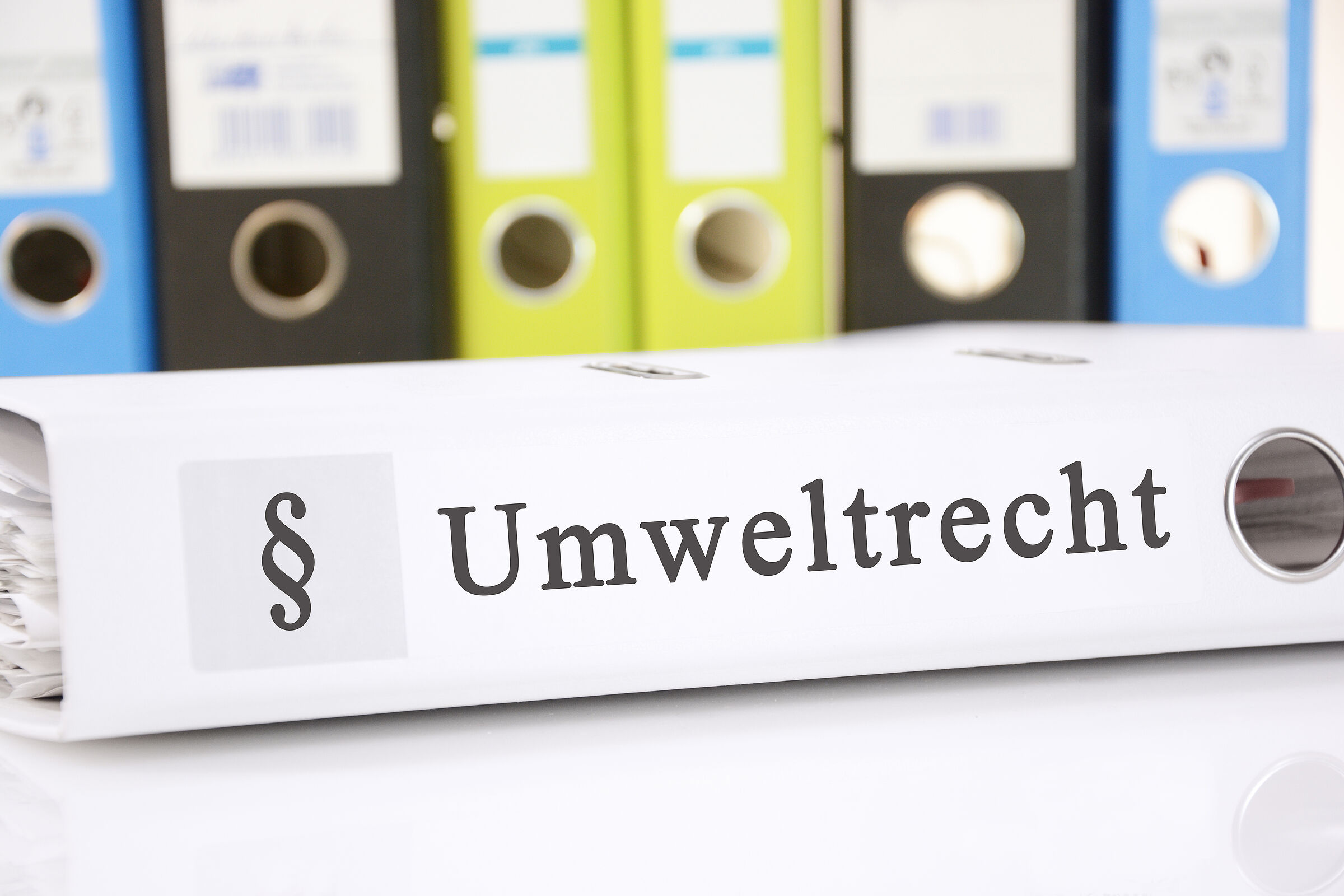 Umweltrecht regelt in Form von Gesetzen den Umweltschutz: Ein dicker Aktenordner mit der Aufschrift "Umweltrecht" und Paragraphenzeichen (Foto: Marco2811/stock.adobe.com)