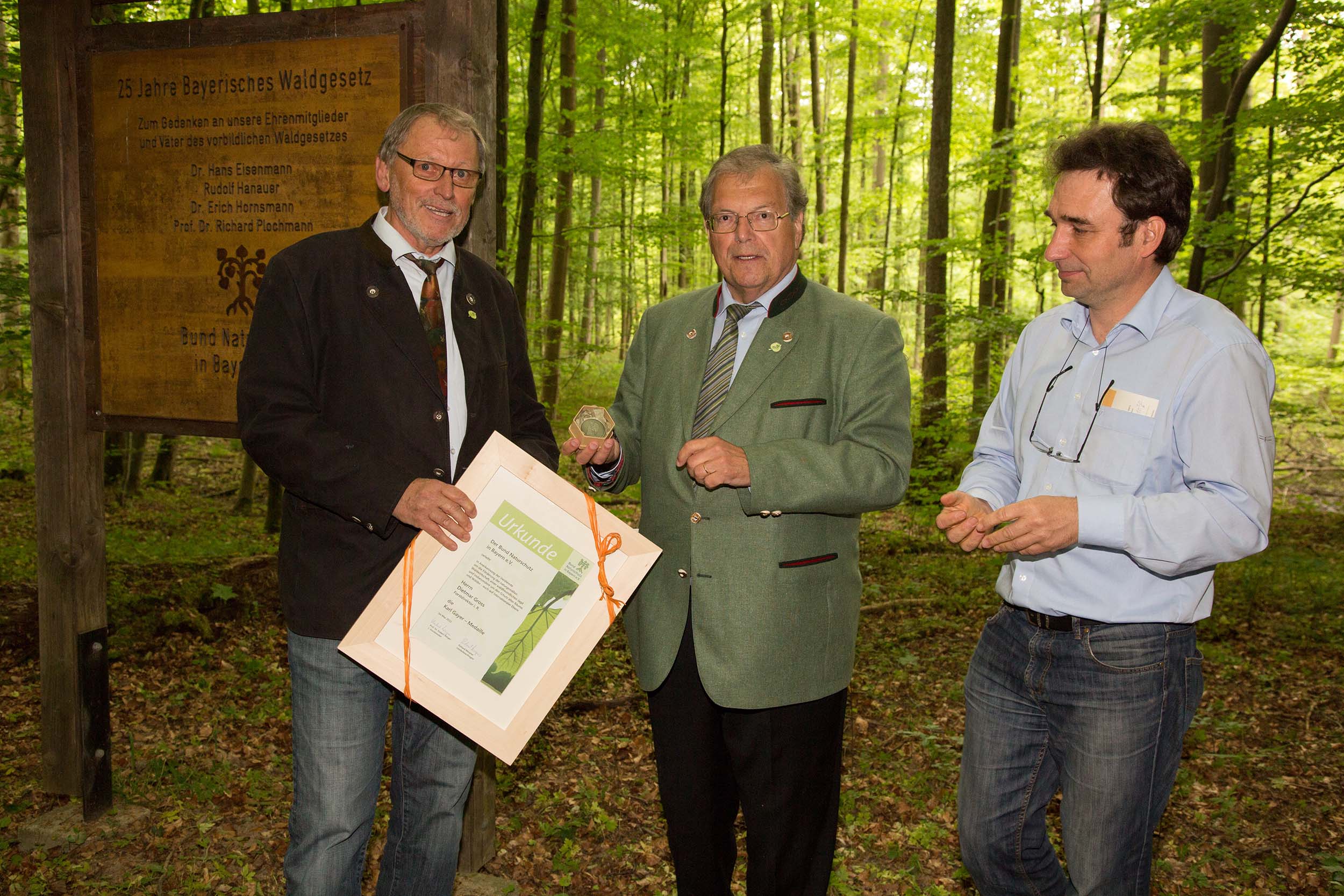 Preisträger Dietmar Gross mit Hubert Weiger und Ralf Straußberger (Foto: Klaus Gagel)