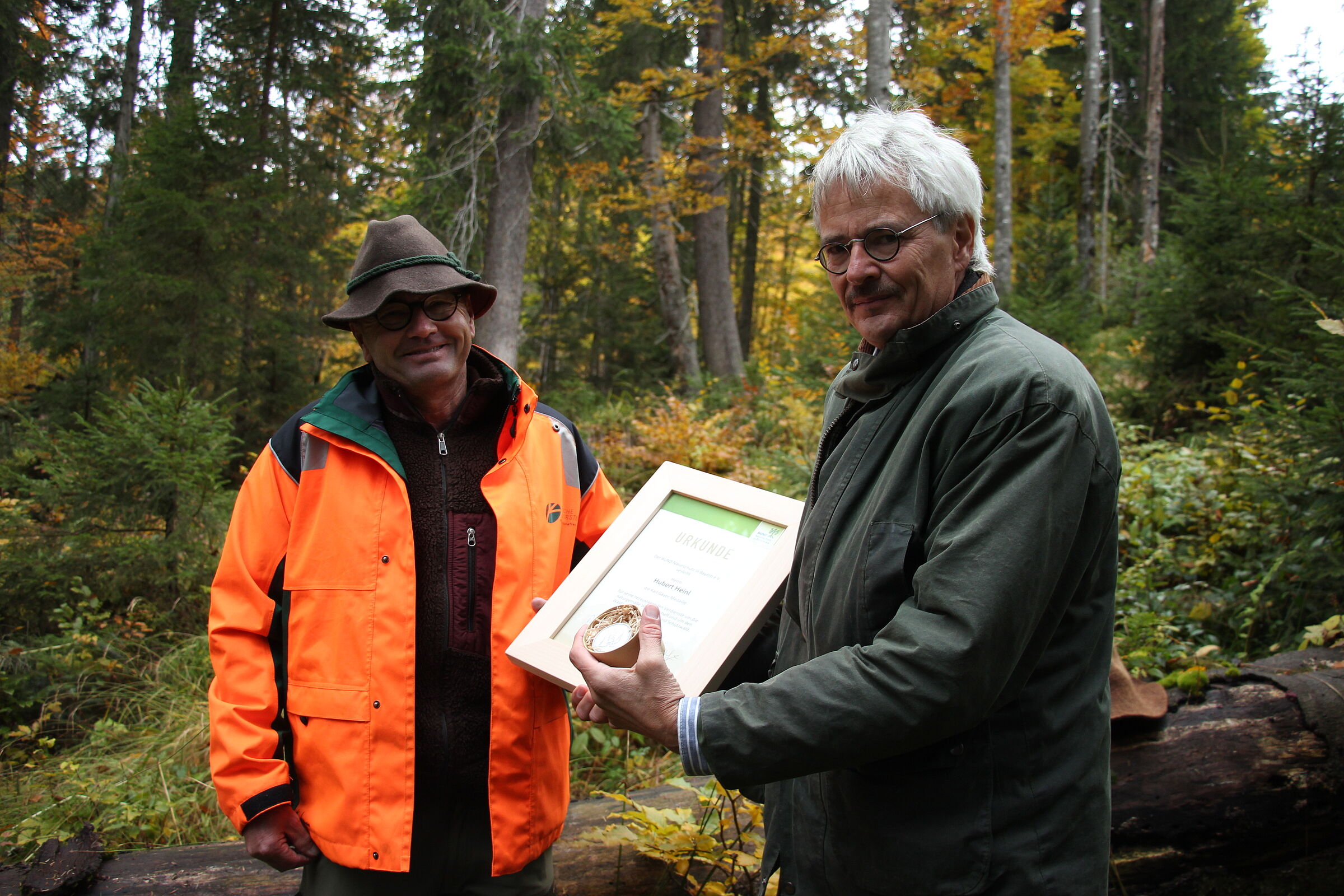 Übergabe von Urkunde und Medaille an Hubert Heinl durch den BN-Landesvorsitzenden Richard Mergner (Foto: Ralf Straußberger)