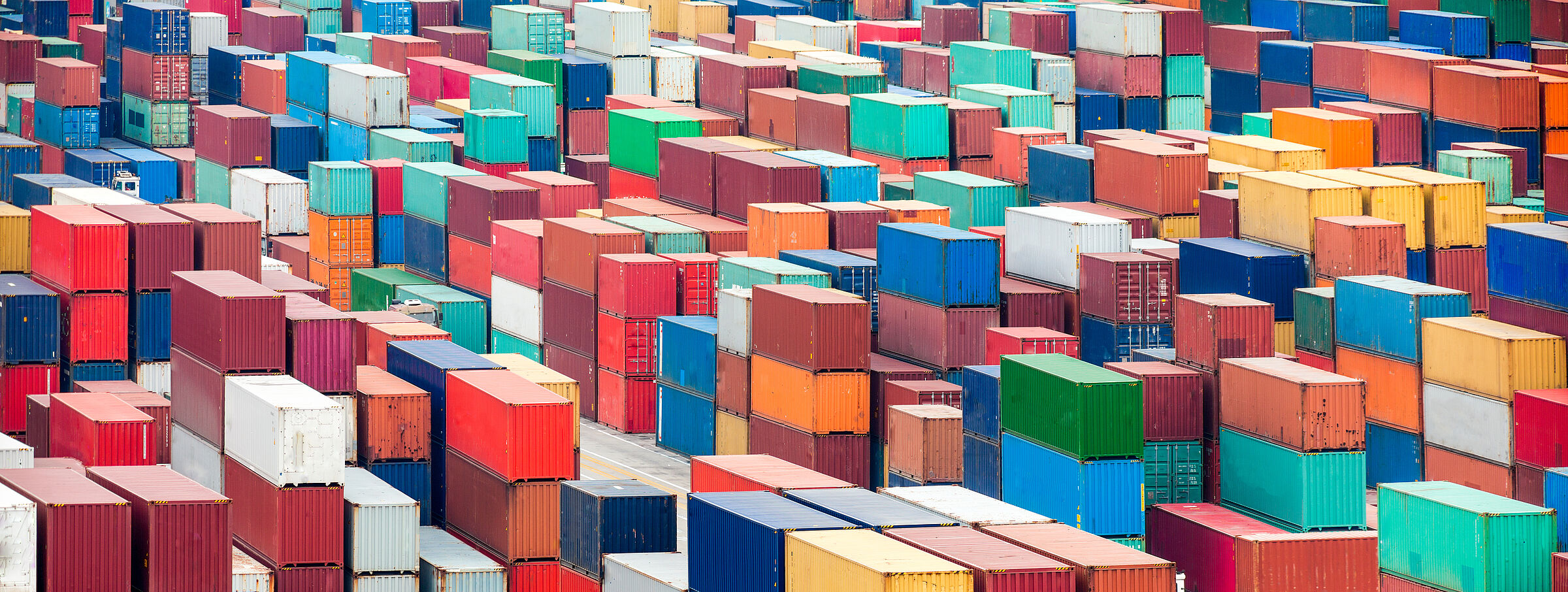 Containerterminal im Hafen Hamburg (Foto: eyetronic - stock.adobe.com)