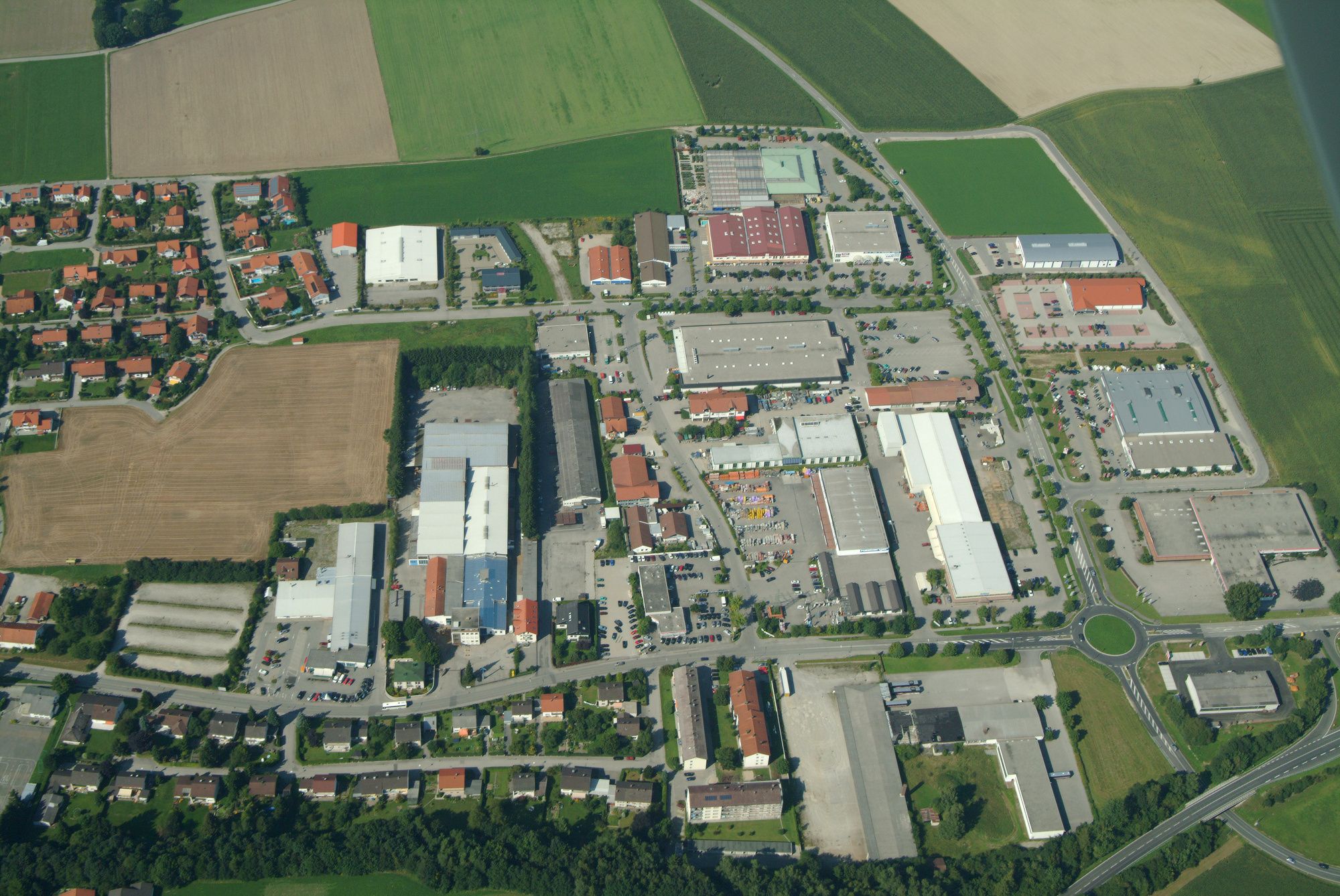 Luftaufnahme von kleinem Dorf neben großem Gewerbegebiet (Foto: Klaus Leidorf)