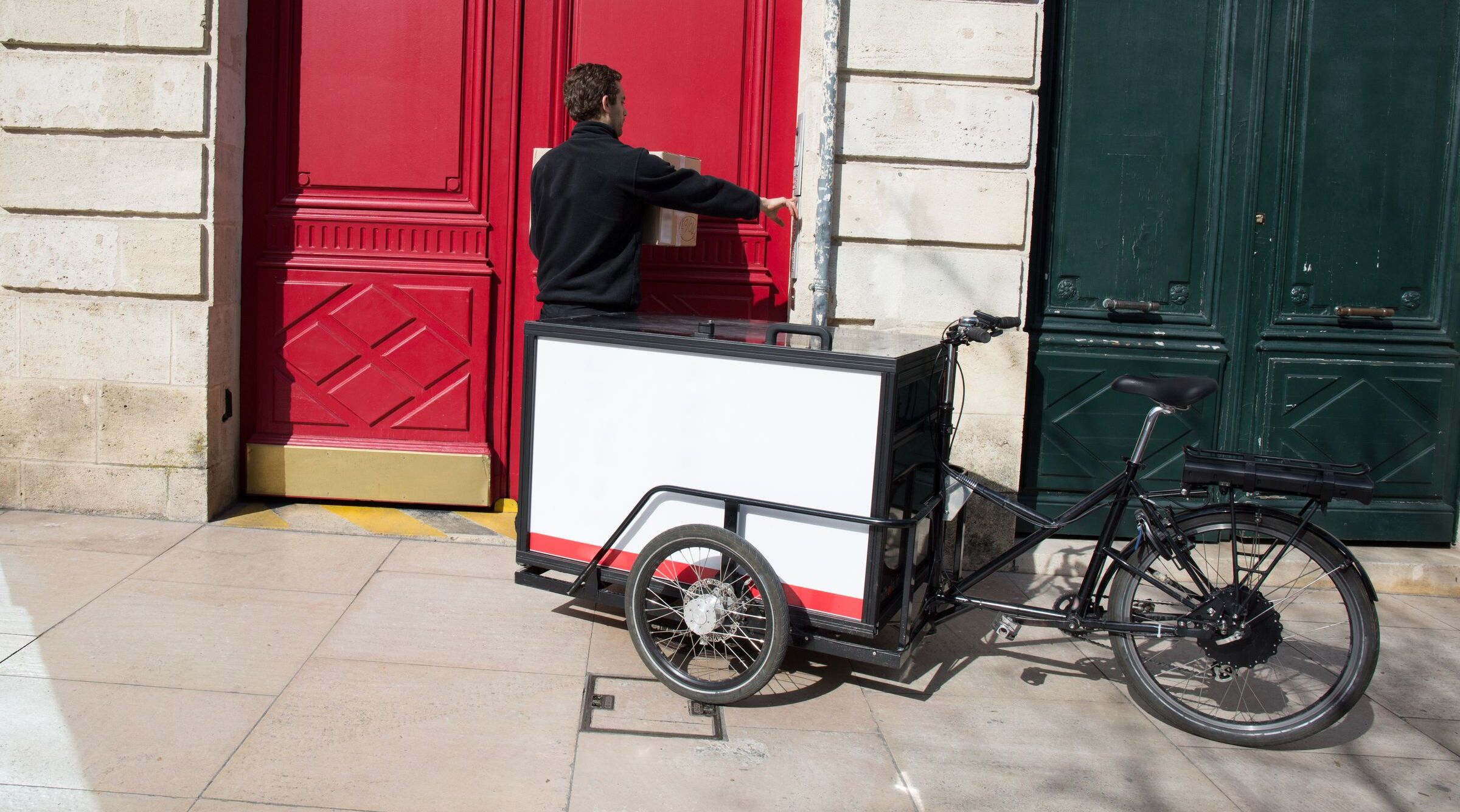 Ein Fahrradkurier bringt Pakete mit dem Lastenrad: Möglichkeiten für den Radverkehr sind noch lange nicht ausgeschöpft (Foto: OceanProd/stock.adobe.com)