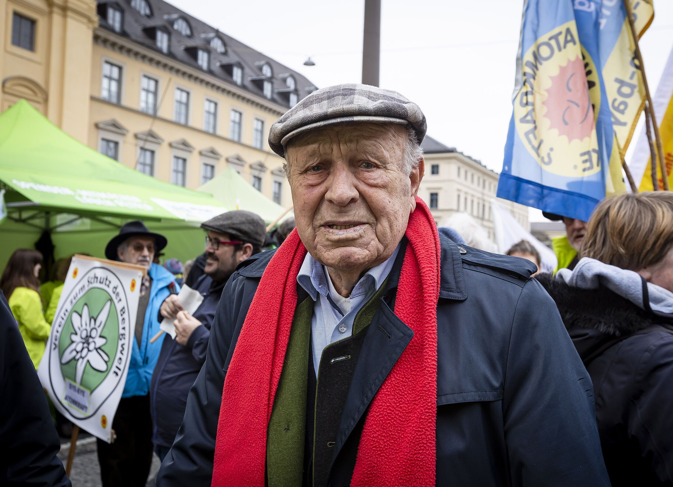 Gekommen war auch der inzwischen 92-jährige Hans Schuierer, der in den 80er- und 90er-Jahren als SPD-Landrat gegen die atomare Wiederaufarbeitungsanlage (WAA) in Wackersdorf kämpfte (Foto: Jörg Farys).