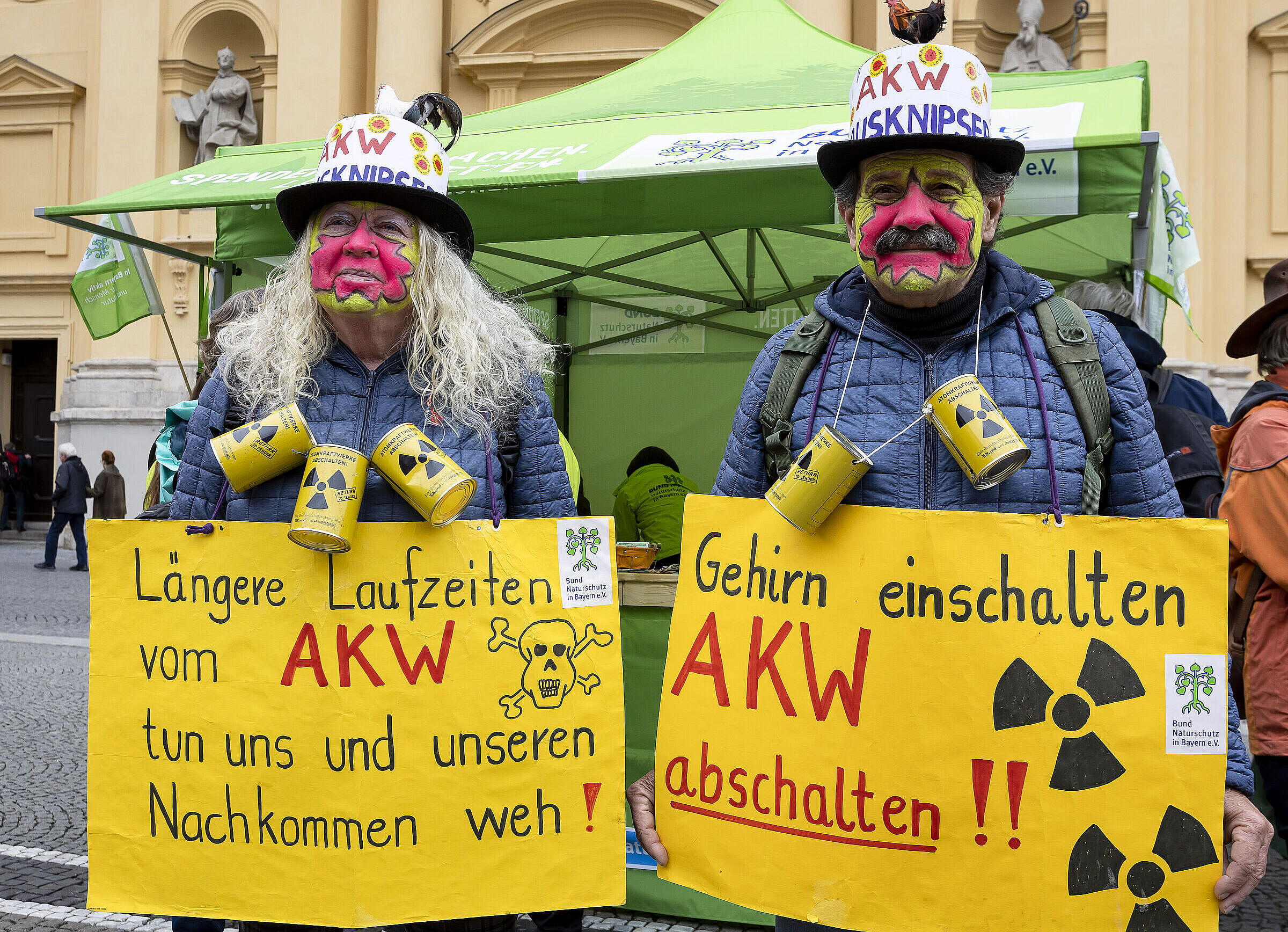 Mit dem Demo-Umzug zur Staatskanzlei wollten die Teilnehmer die Politik noch einmal an das Motto des Festes erinnern: Raus aus Atom, rein in Erneuerbare – und Schluss mit den Scheindebatten! (Foto: Jörg Farys)