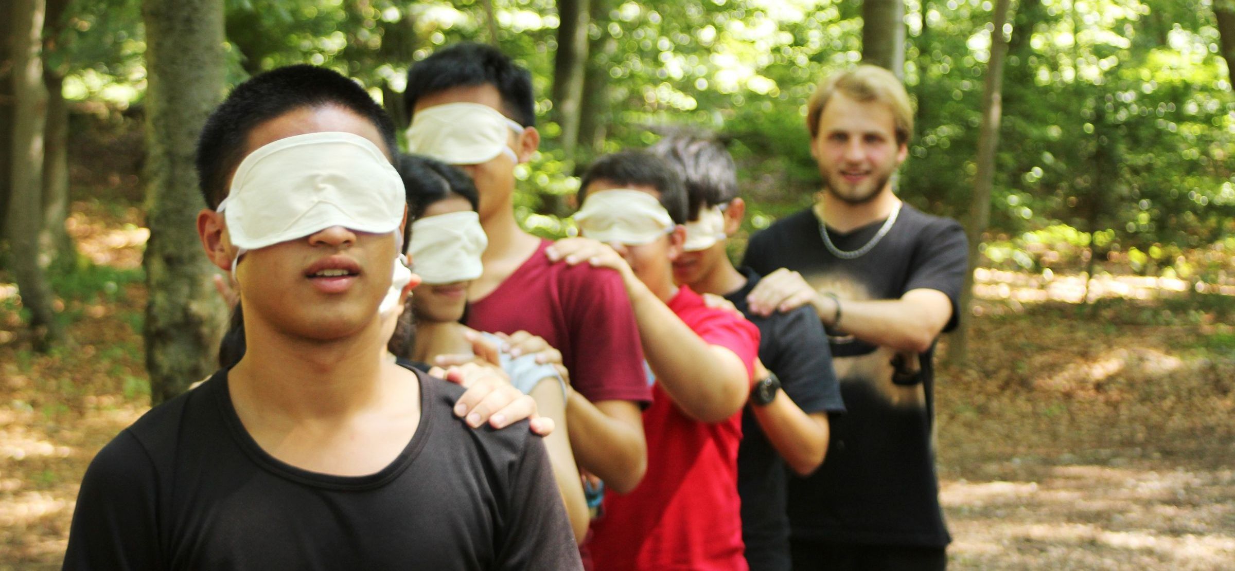Schulklasse bei Waldführung mit Augenbinde (Bild: BN-Archiv)