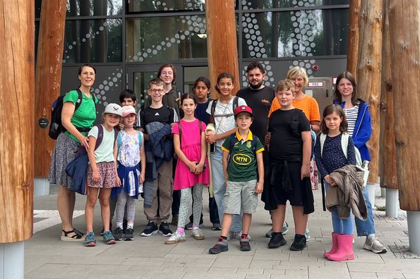 Die Teilnehmer posieren vor dem Eingang des Nawareum. Foto: Angelika Thomas