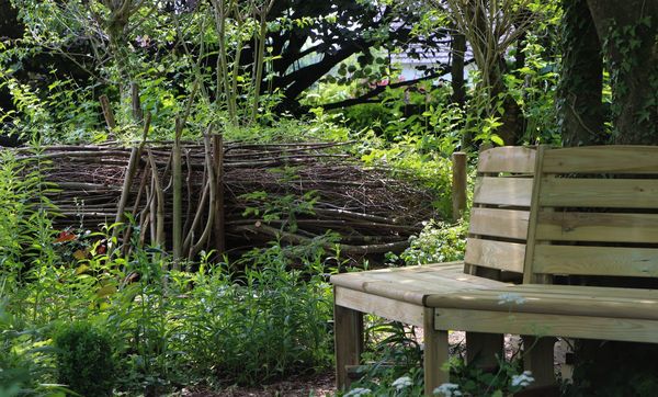 Nützlinge in den Garten locken: Ein Totholzhaufen im Garten bietet vielen Nützlingen ein Versteck (Foto: Christine Kuchem/stock.adobe.com)