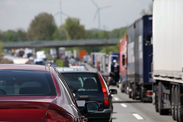 Stau auf der Autobahn (Foto: LVDESIGN/fotolia)