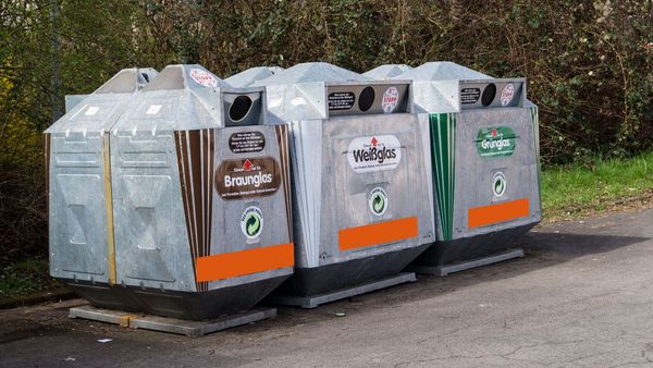 Altglas richtig entsorgen und trennen: Drei Container für Altglas stehen nebeneinenader, einer für Braunglas, einer für Weißglas, einer für Grünglas.