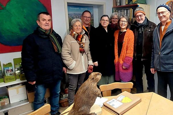 Erwin Scheiner und Team gratulieren Conni Schlosser zum 25. Betriebsjubiläum, Foto Uwe Schlosser