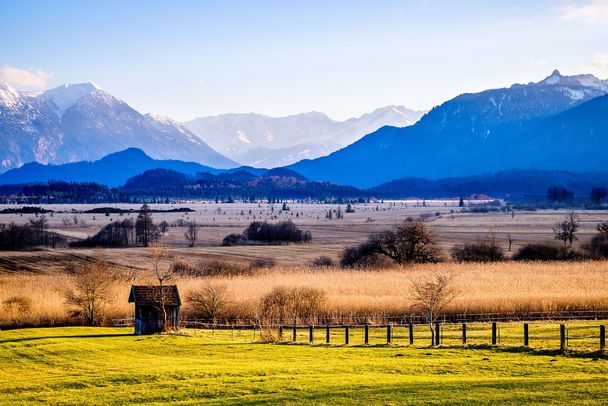 Eine Moorlandschaft vor verschneiten Bergen (Foto: fottoo/stock.adobe.com)