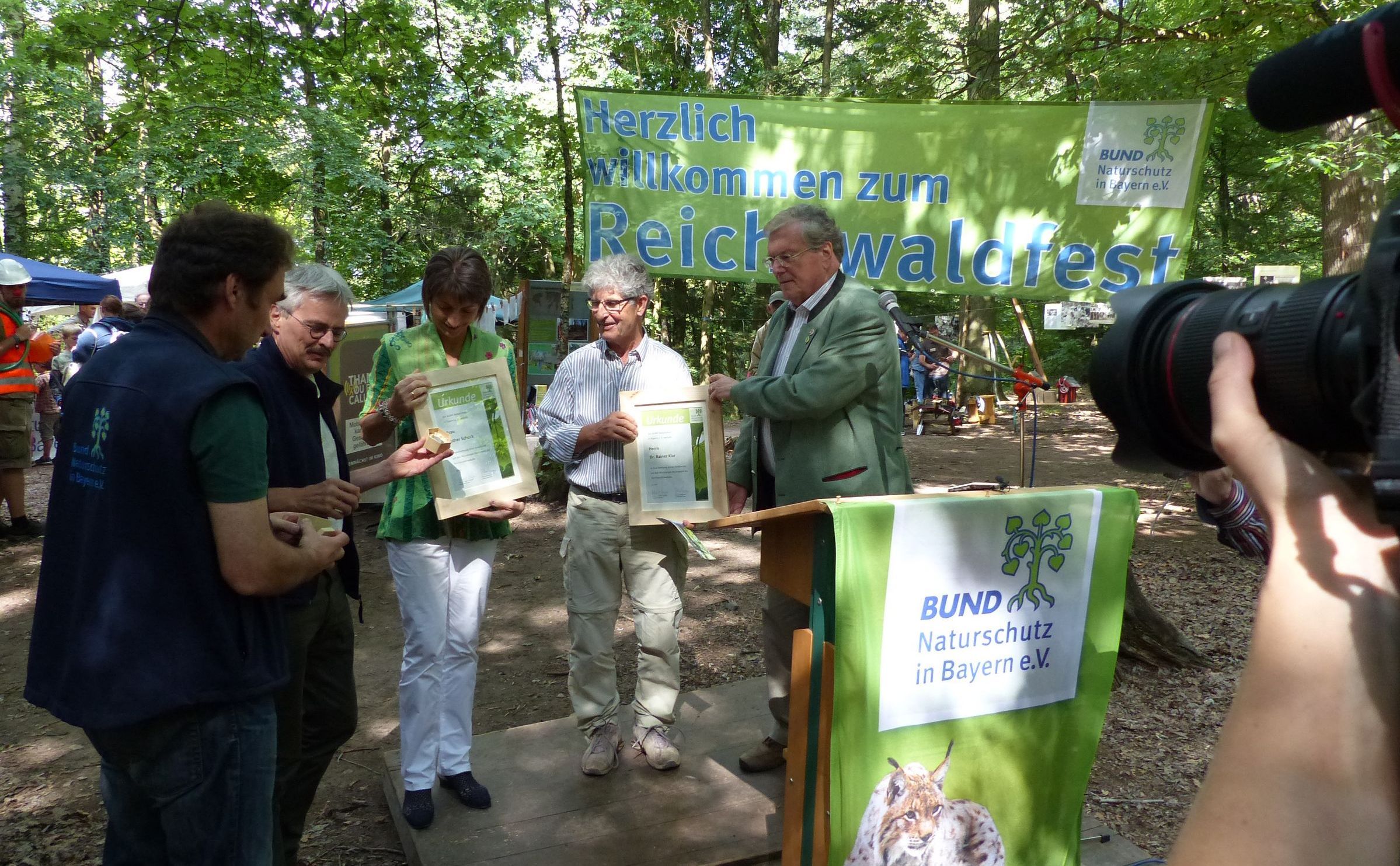 Esther Schuck und Dr. Rainer Klar werden 2016 mit der Reichswaldmedaille ausgezeichnet. Die Medaille wird für besonderen Einsatz für den Nürnberger Reichswald verliehen. (Foto: BN-Archiv)