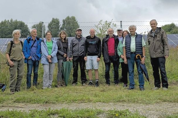 Die Gruppe von Teilnehmern zeigte sich vor dem Zaun zu der soeben besichtigten Solar-Freiflächenanlage. Foto: Michael Püls
