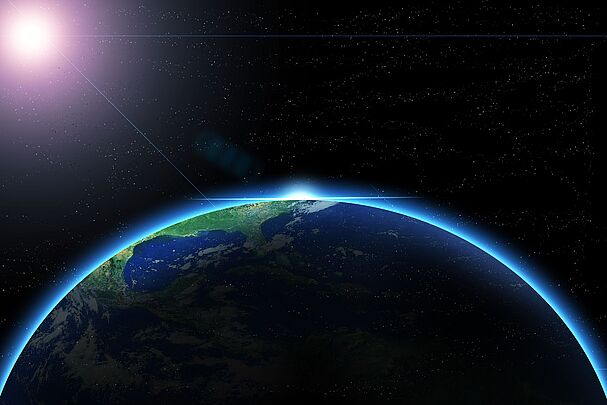 Die Erde aus dem Weltraum, angestrahlt von der Sonne (Foto: Yvonne Weis/fotolia.com)