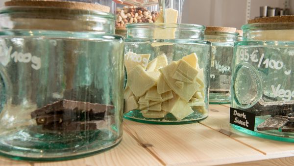 Zero Waste: Nachhaltige Schokolade ohne Verpackung in Glasbehältern