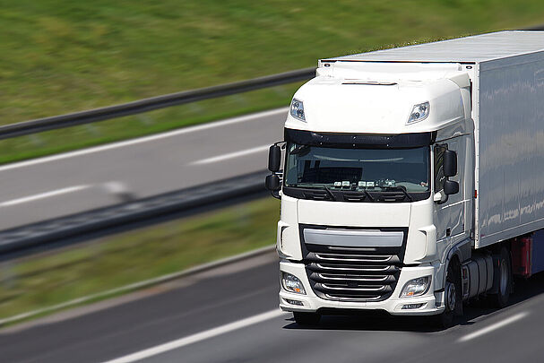Ein einsamer Lkw fährt auf der Autobahn (Foto: Wellnhofer Design - stock.adobe.com)