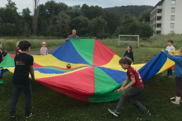 Spiel mit dem Schwungtuch, Foto Marit Pohl
